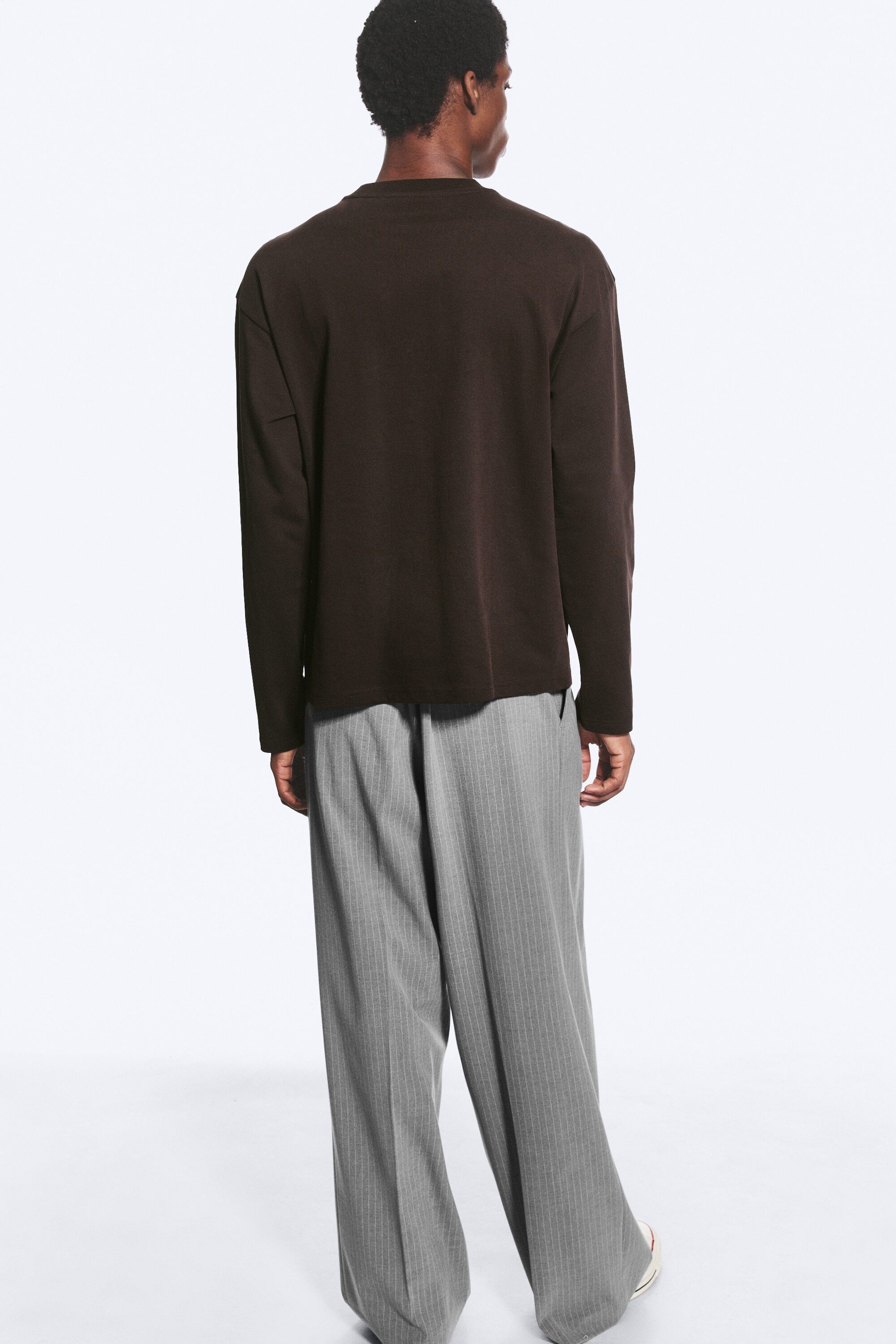 Dunkelbraun - Boxy Longsleeve mit lockerer Passform - 2