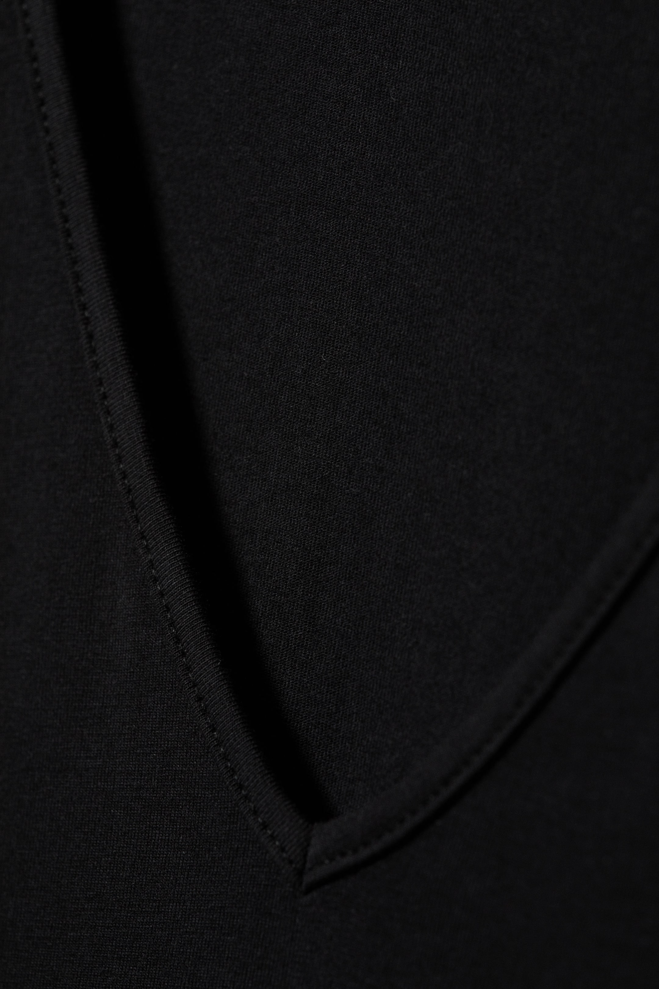 Schwarz - Schmales T-Shirt mit tiefem V-Ausschnitt - 2