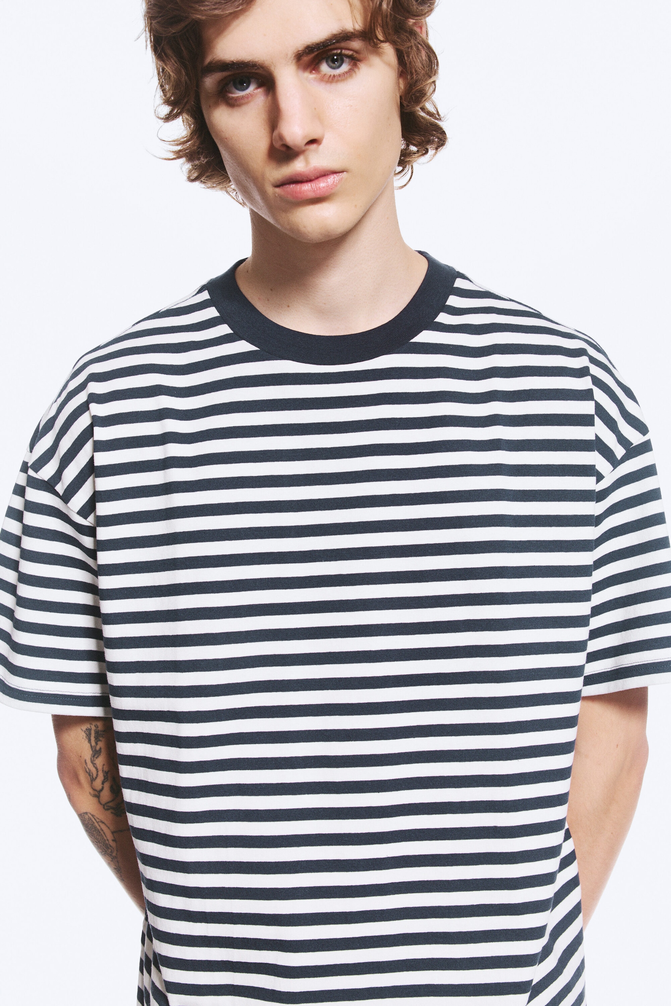 Weiß - Marineblau gestreift - T-SHIRT MIT ENTSPANNTER PASSFORM - 1