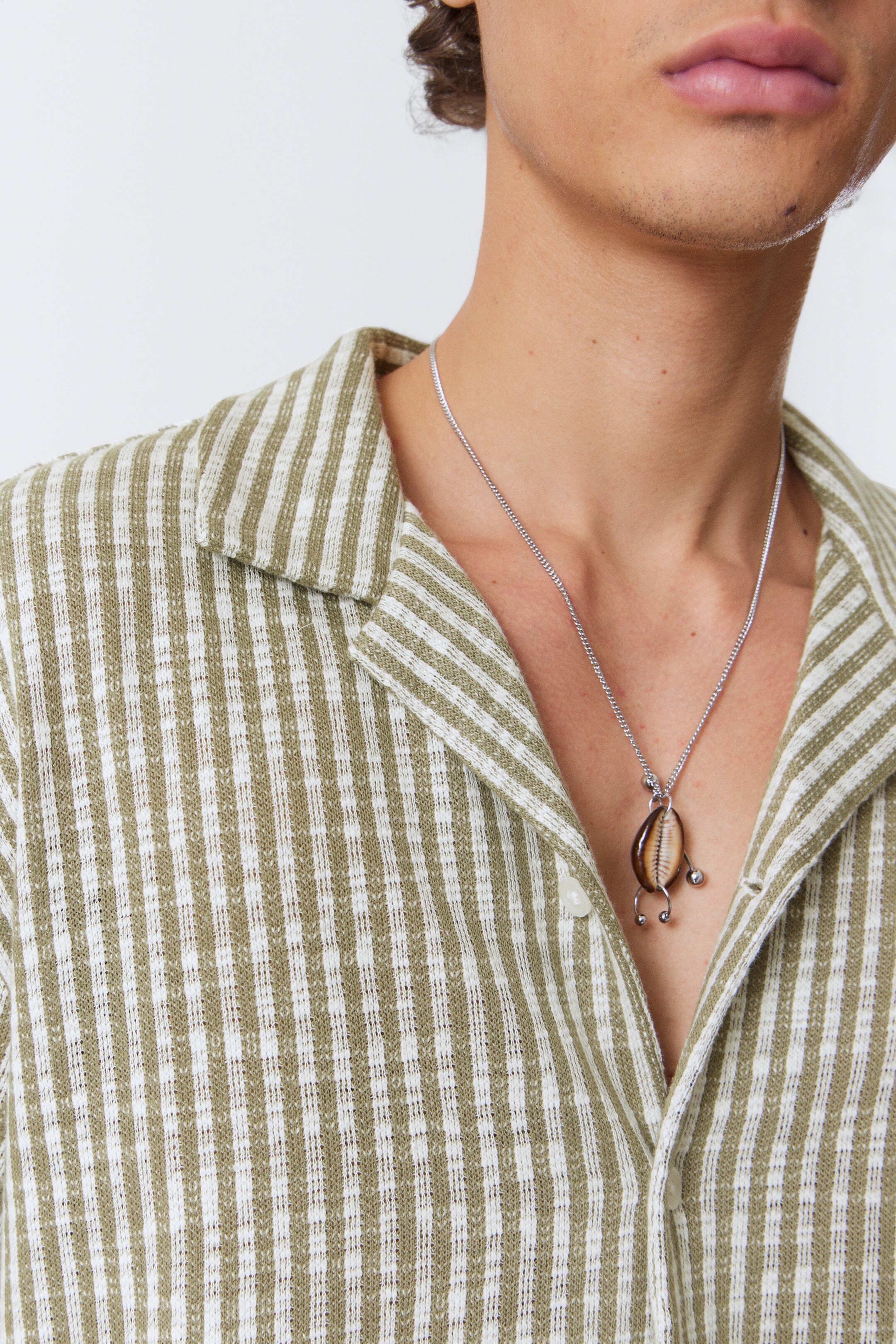 Ver imagem maior: Camisa estilo resort de manga curta texturizada - Riscas verde caqui e brancas - HOMEM | H&M PT 2