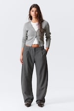 Gråmelerad - Kort stickad v-ringad cardigan - 1