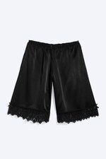 Svart - Satinshorts med spets - 4