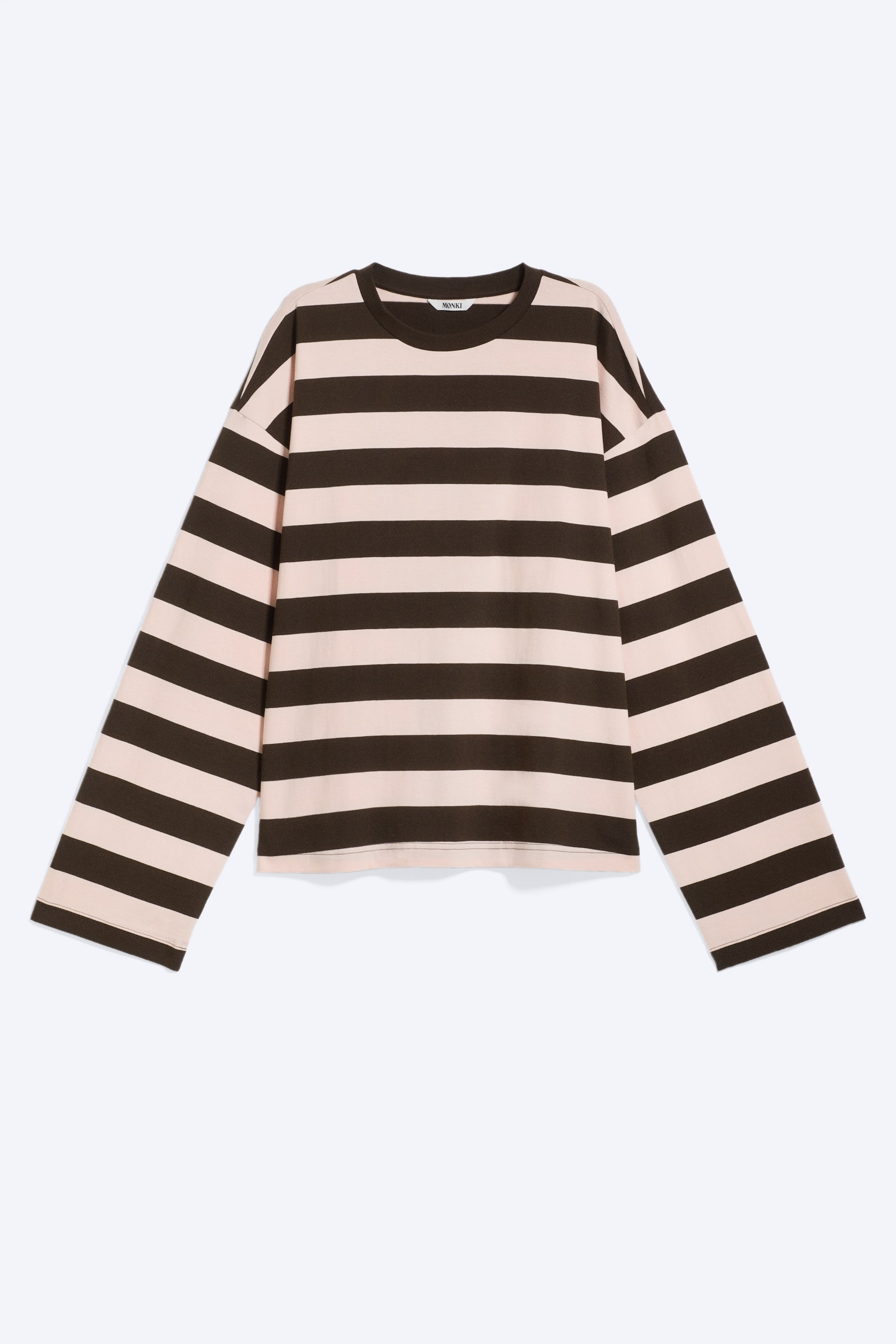 Ver imagen más grande: Una camiseta de manga larga muestra su parte frontal, con franjas horizontales anchas alternas en marrón y rosa claro, una silueta relajada, hombros caídos y cuello redondo acanalado.