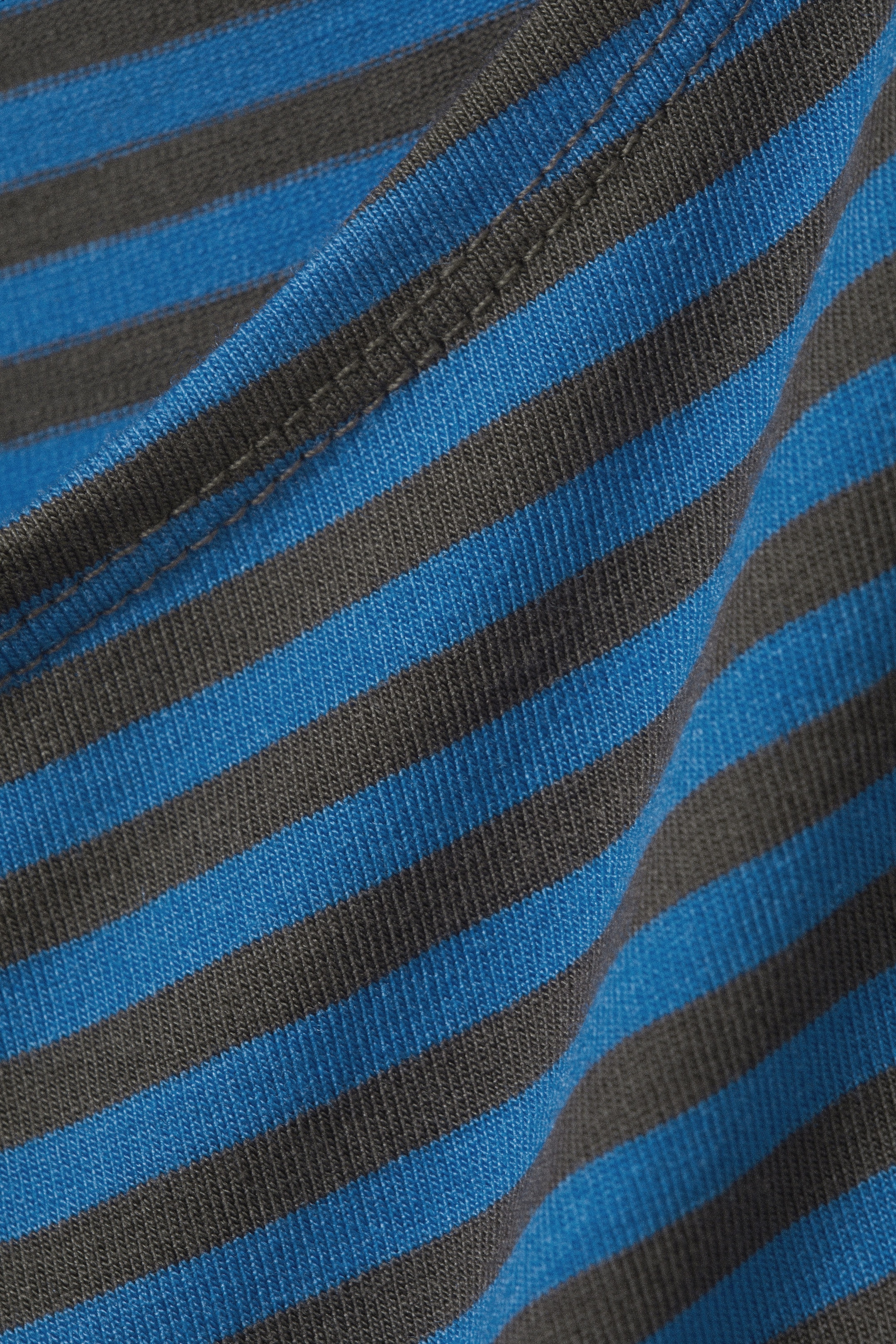 Schwarz & Graubraun gestreift - Gestreiftes ärmelloses Top mit U-Boot-Ausschnitt - 2