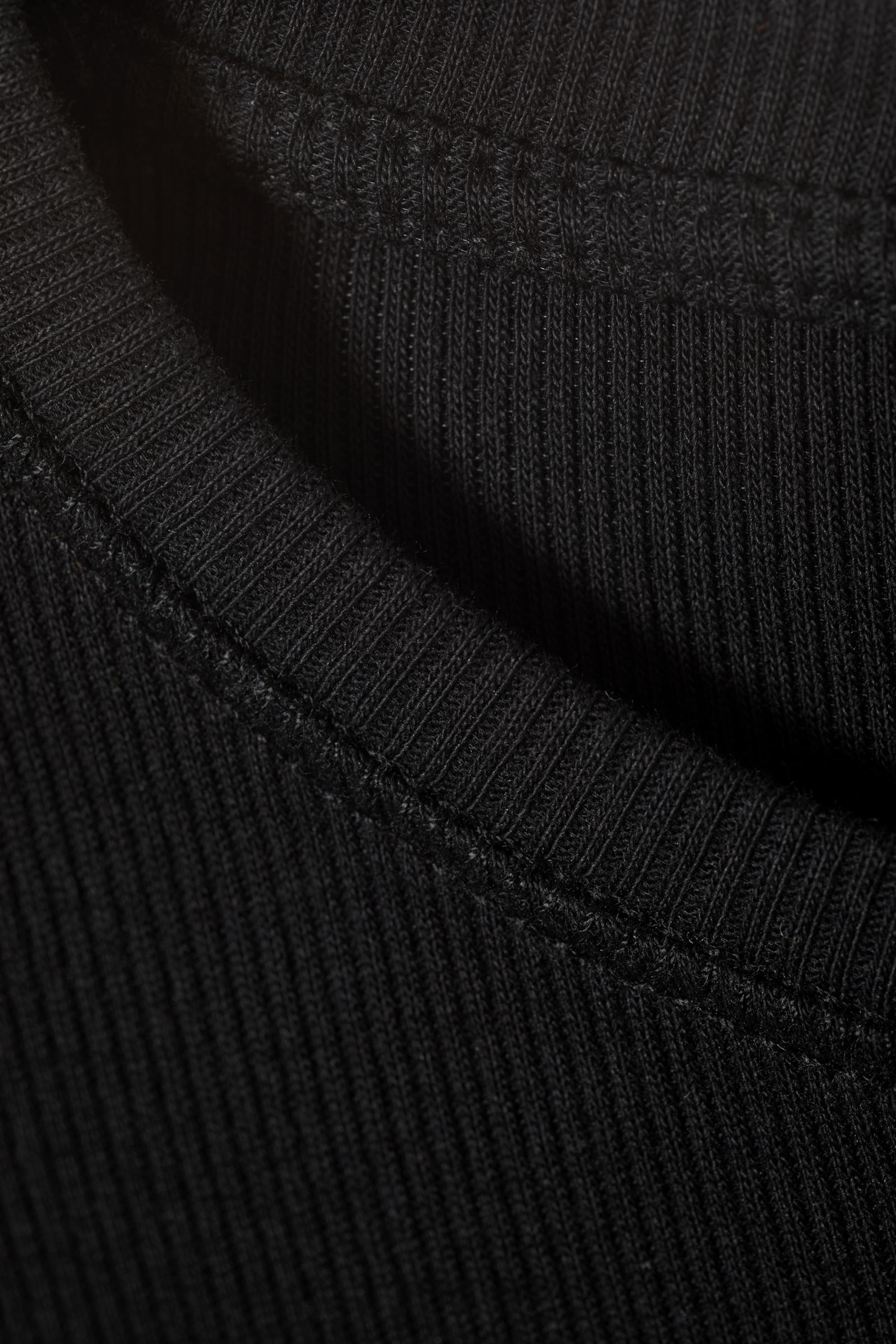 Schwarz - Enges, geripptes T-Shirt - 1