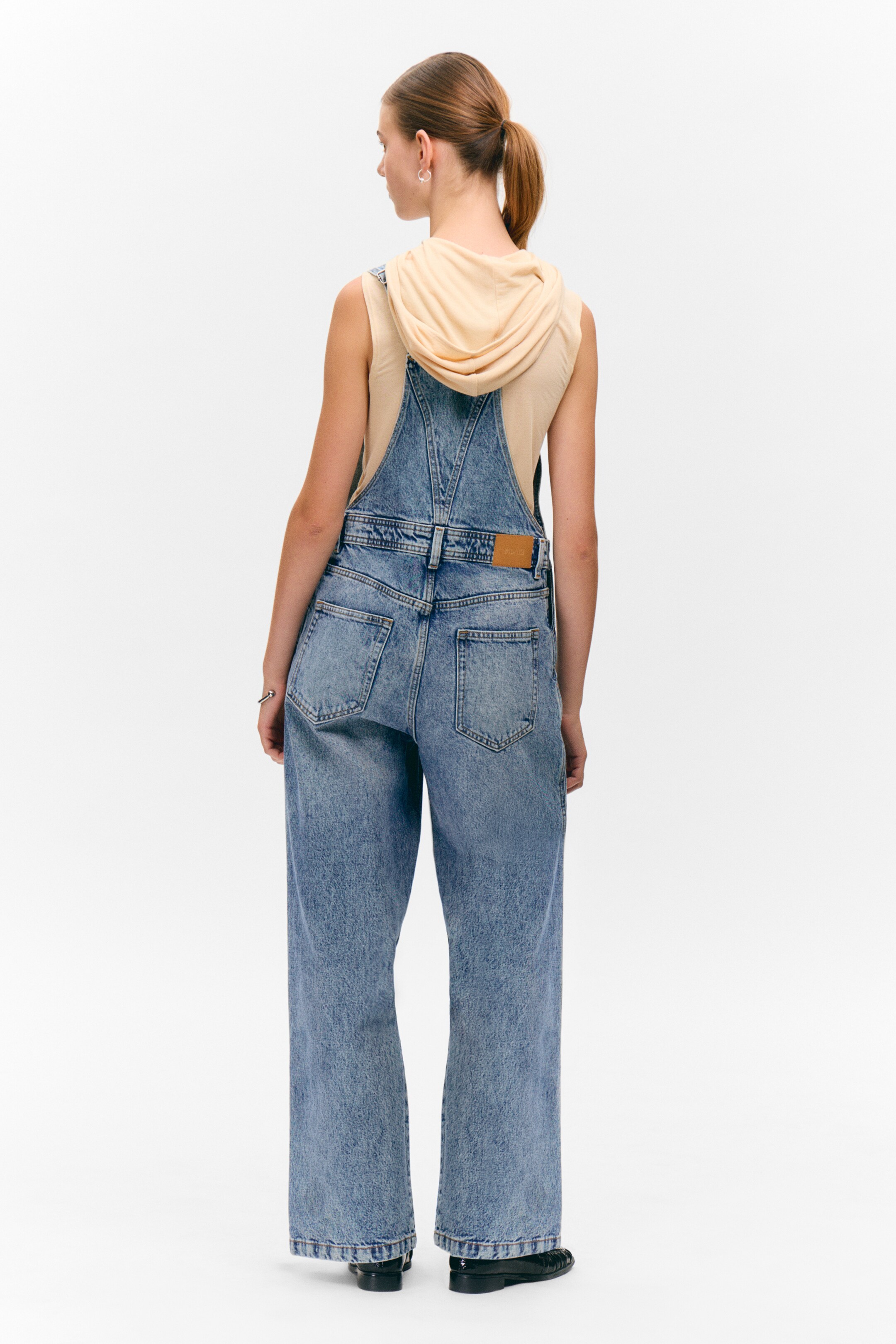 Größeres Bild anzeigen: Klassische Denim-Latzhose aus Baumwolle  - Fresh Blue - Mittelblau - Ladies | H&M AT 6