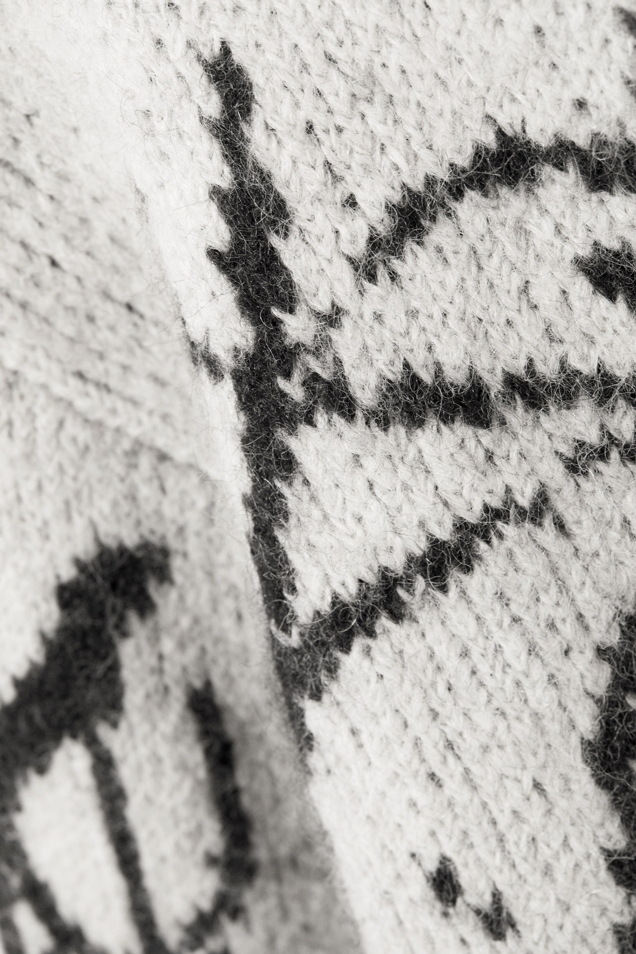 Zobrazit větší obrázek: Grafický pletený svetr z vlněné směsi - Bílá - černý grafický - MUŽI | H&M CZ 6