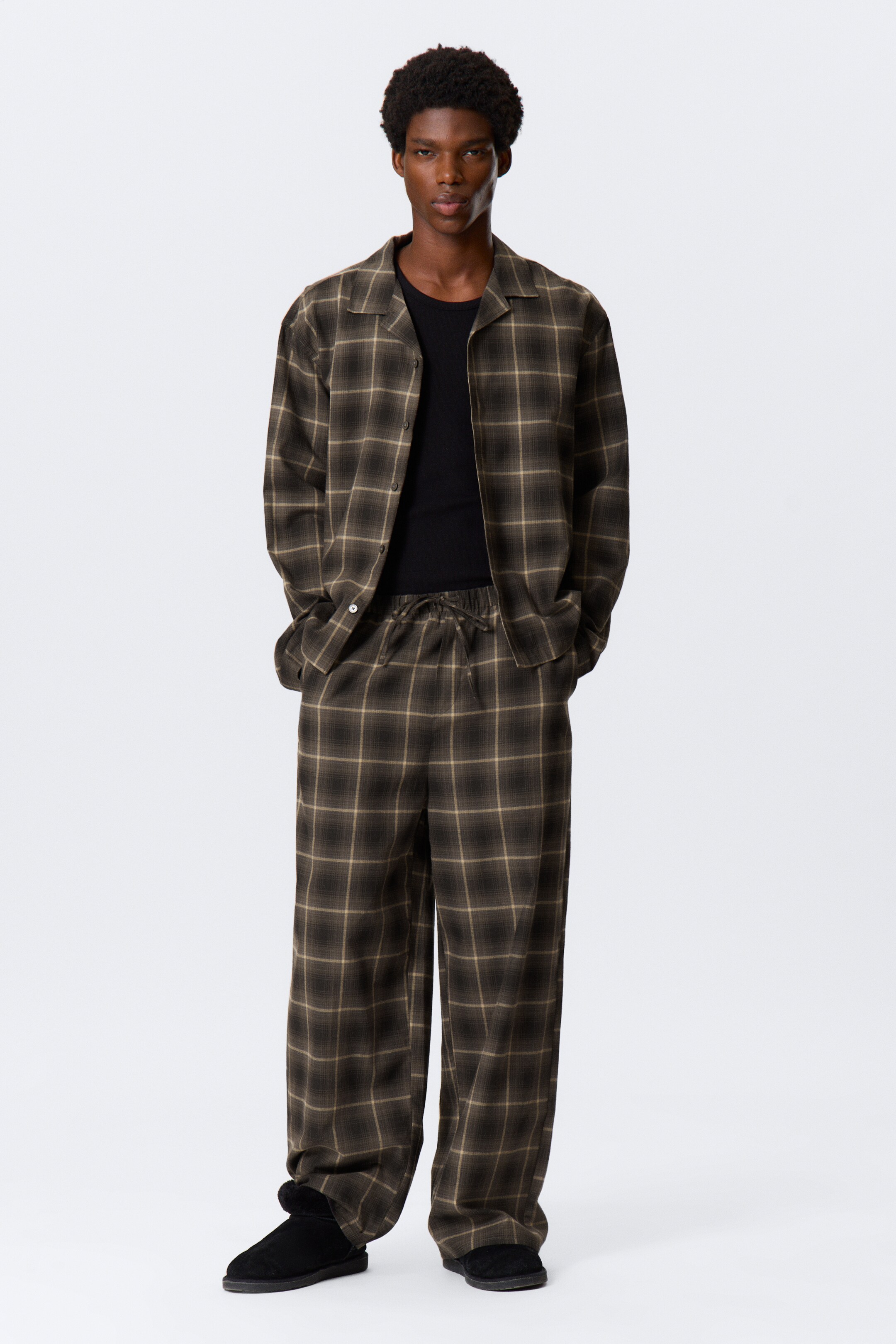 Se større billede: Afslappet flannel pyjamaskjorte - Checked Dark Brown - HERRE | H&M DK 4