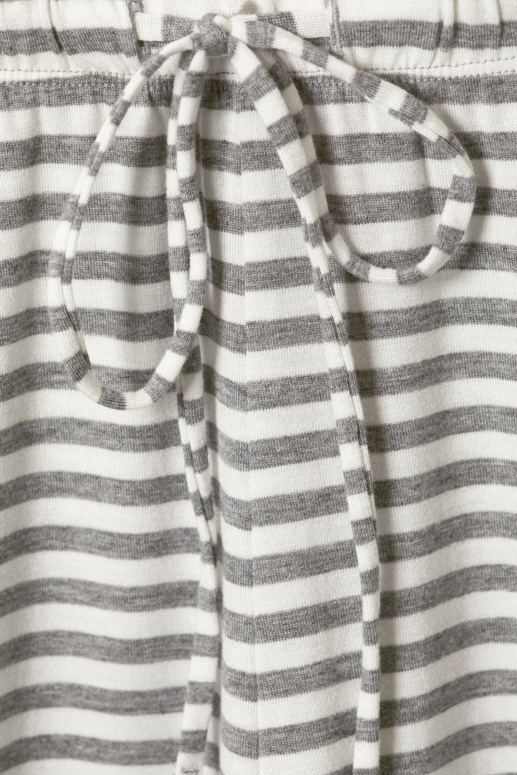 Se større billede: Pull on-bukser i lyocell med vide ben - Grå og hvide striber - DAME | H&M DK 5