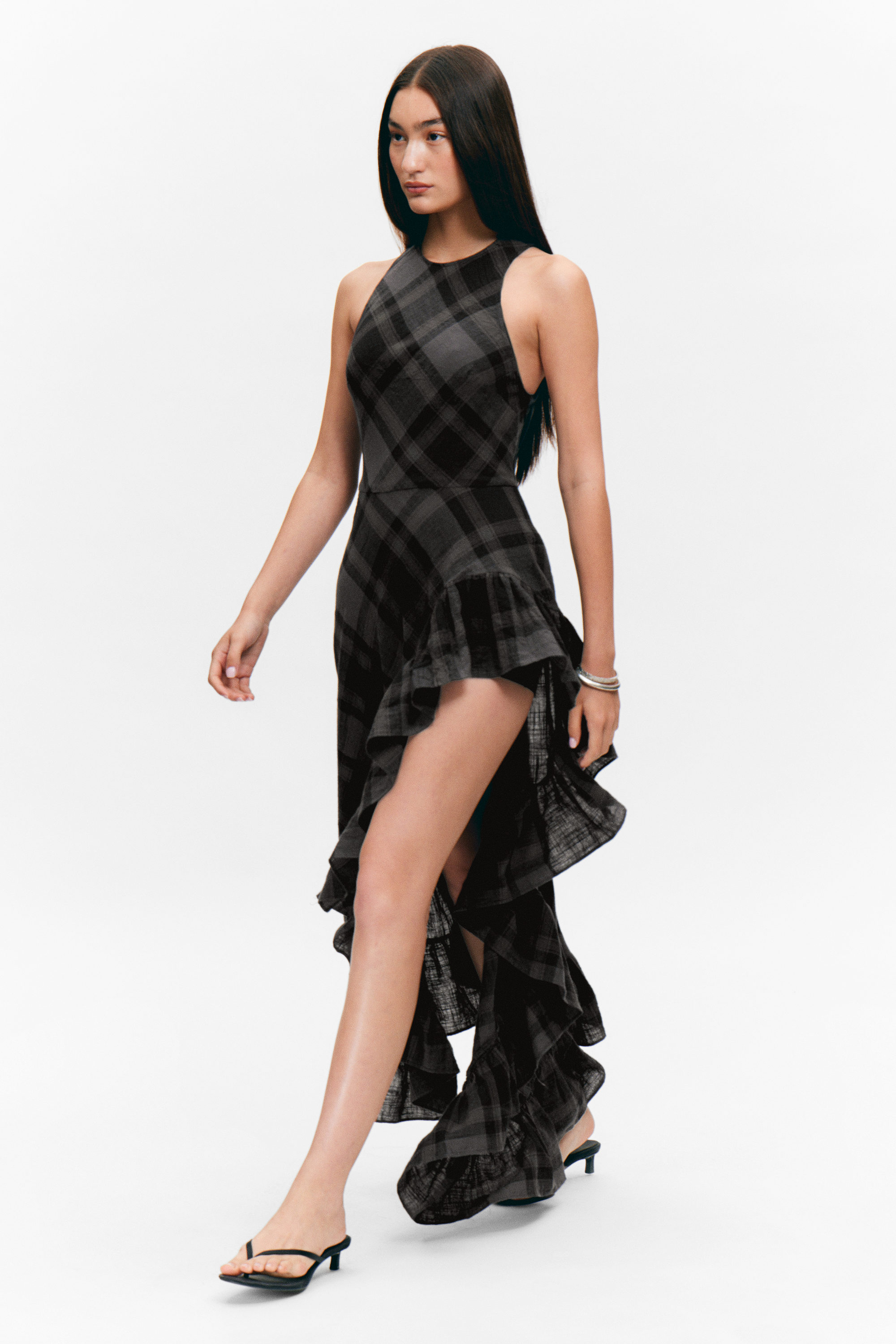 Dunkelgrau kariert - Ärmelloses asymmetrisches Maxikleid mit Rüschen - 2
