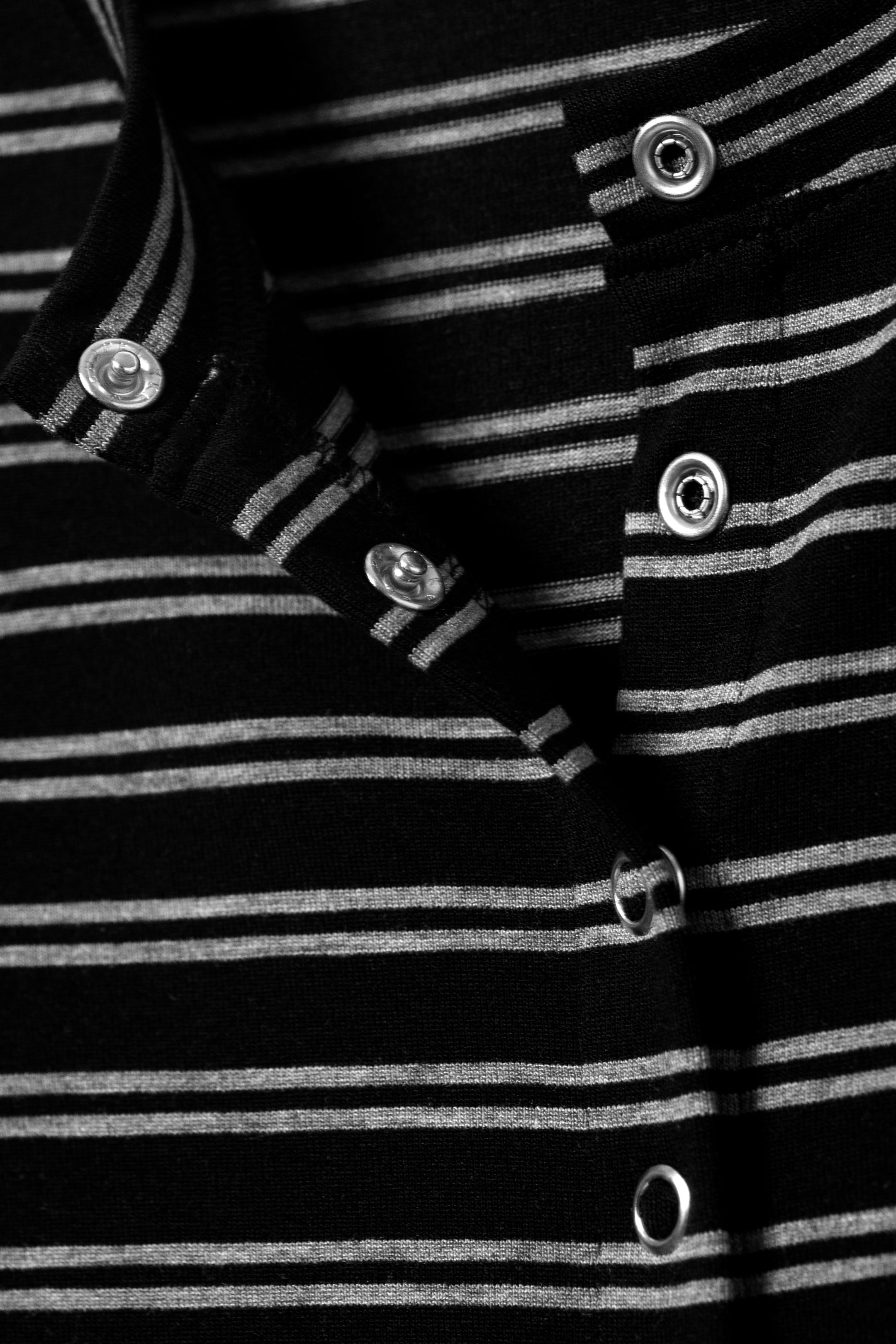 Schwarz mit Streifen - Langärmeliges Minikleid mit Druckknöpfen - 5