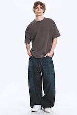 Ausgewaschenes Dunkelbraun - Oversized T-Shirt im kastigen Fit - 2