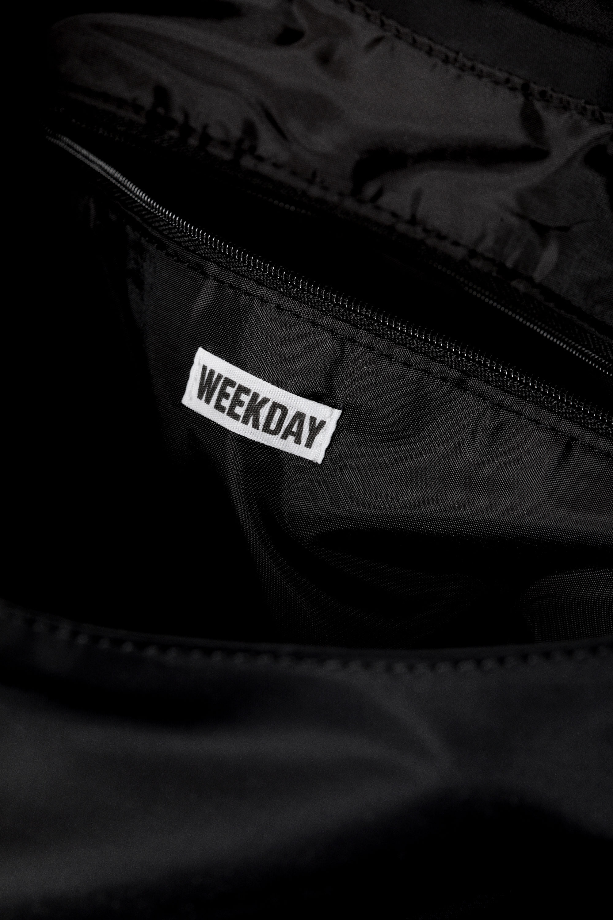 Black - Medium Slouched Clasp Shoulder Bag - 2