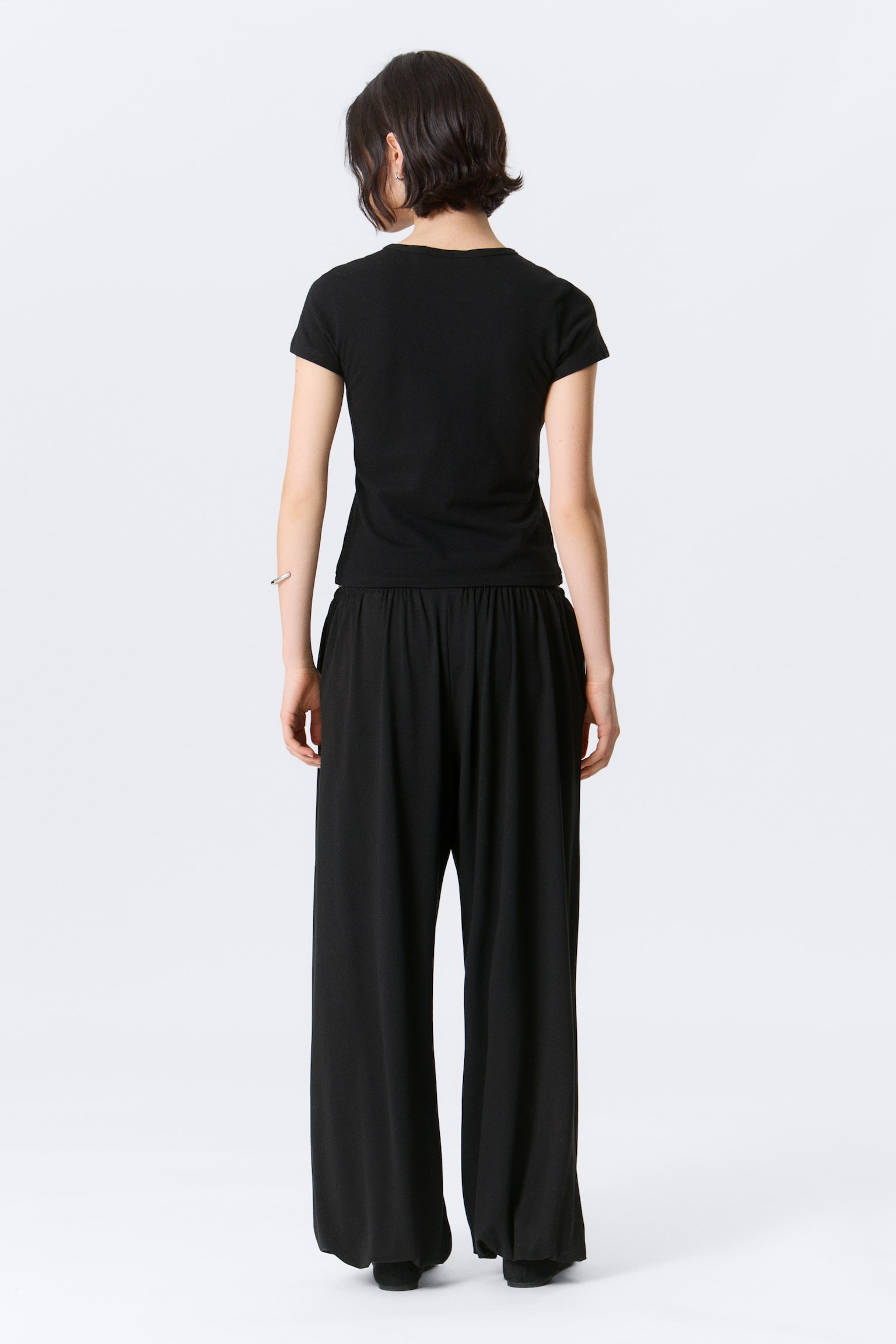 Wąski T-shirt z krótkim rękawem i dekoltem w serek - Czarny/Biały - 4