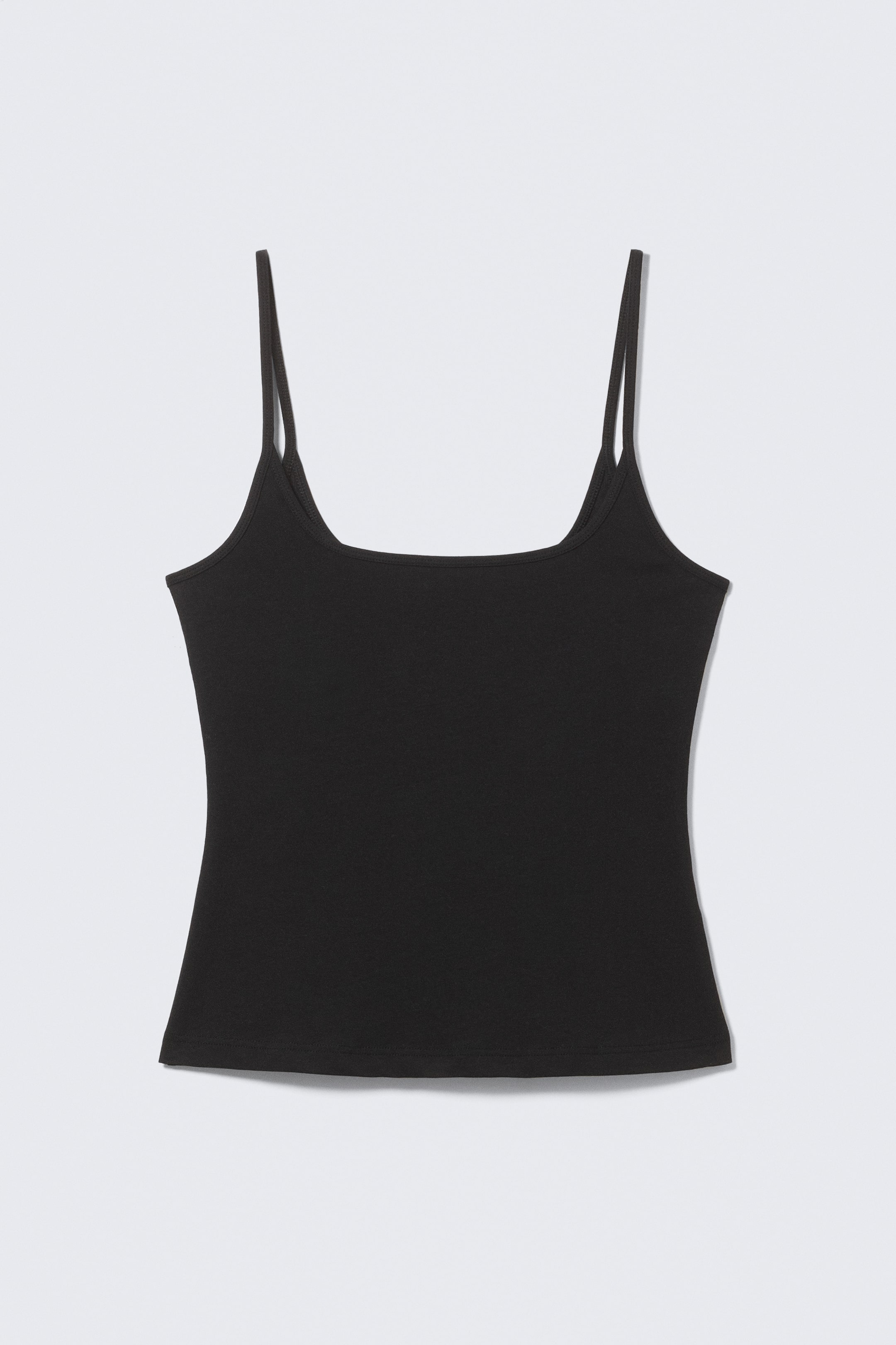 Näytä suurempi kuva: Musta camisole on edestäpäin, siinä on neliönmuotoinen kaula-aukko ja ohuet spagettiolkaimet. Vaate esittelee istuvaa, lantiopituista siluettia.