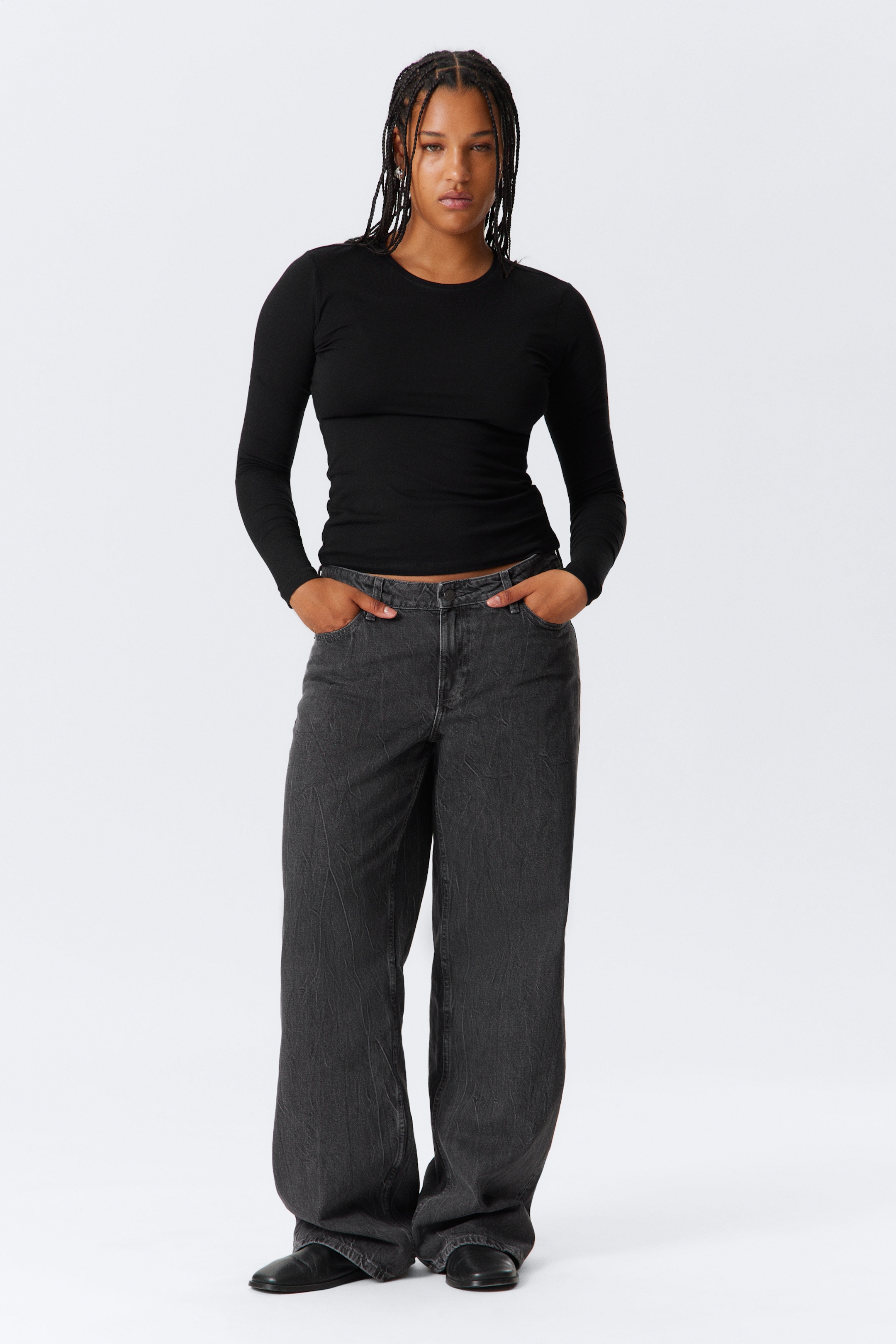 Visa större bild: Ample Low Waist Loose Wide Leg Jeans - Risso Black - Black - DAM | H&M SE 1