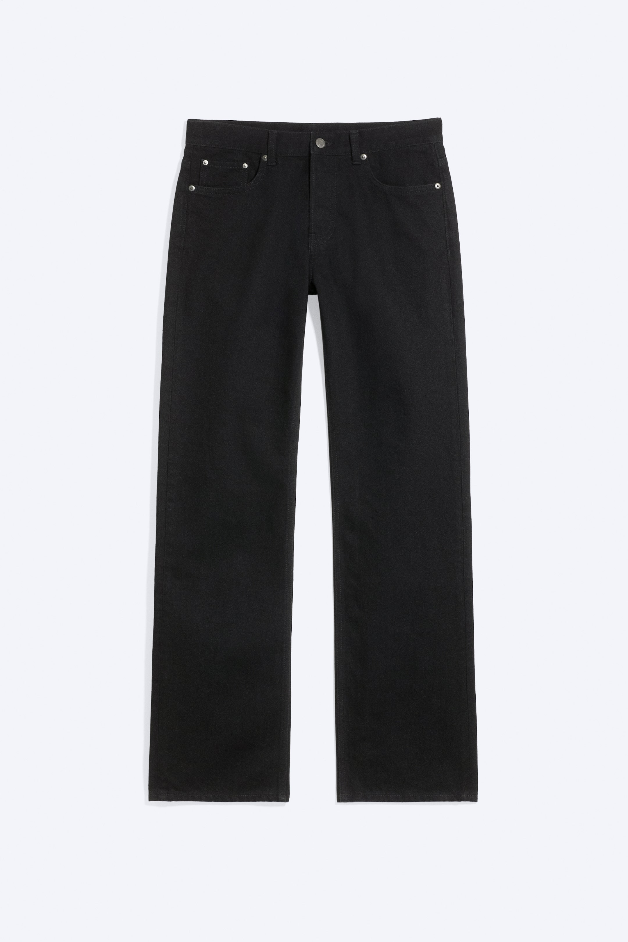 Agrandir l'image: Le jean Sonic taille basse coupe droite standard est présenté de face, avec un délavage noir uni et une silhouette à jambe droite. Le jean affiche un design classique à cinq poches avec des rivets métalliques et une fermeture par bouton à la taille.