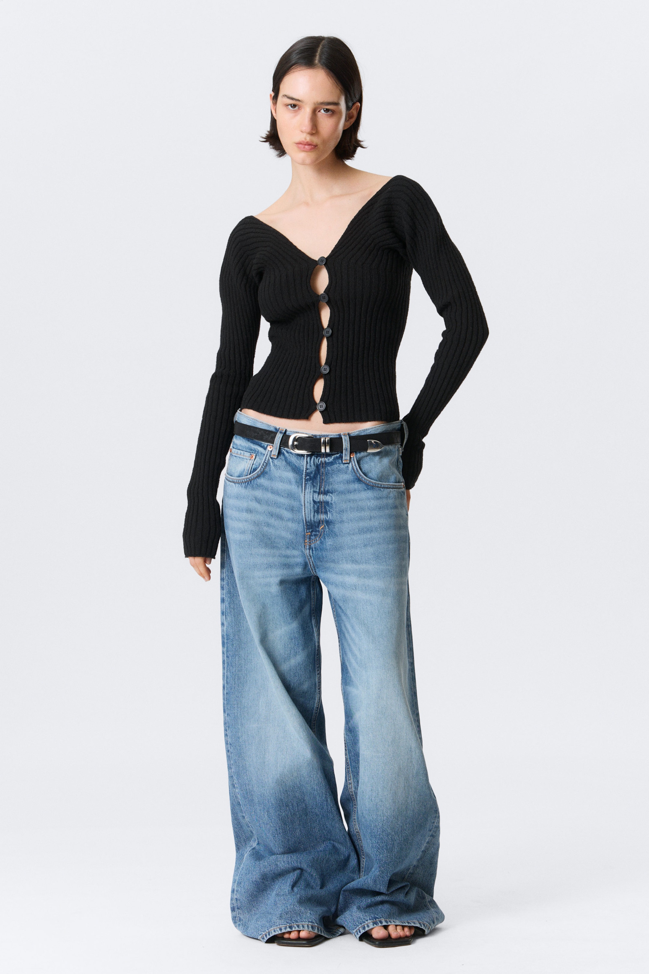 Schwarz - Schmal geschnittene Strickjacke mit V-Ausschnitt - 1