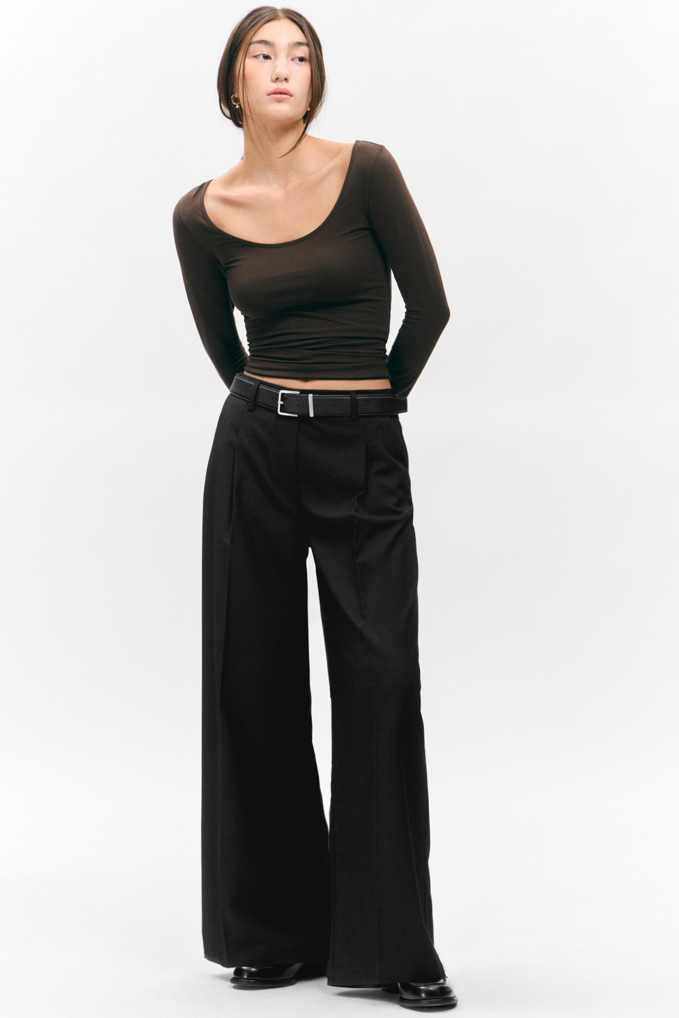 Schwarz - Plissierte Anzughose mit hohem Bund & weitem Bein - 2