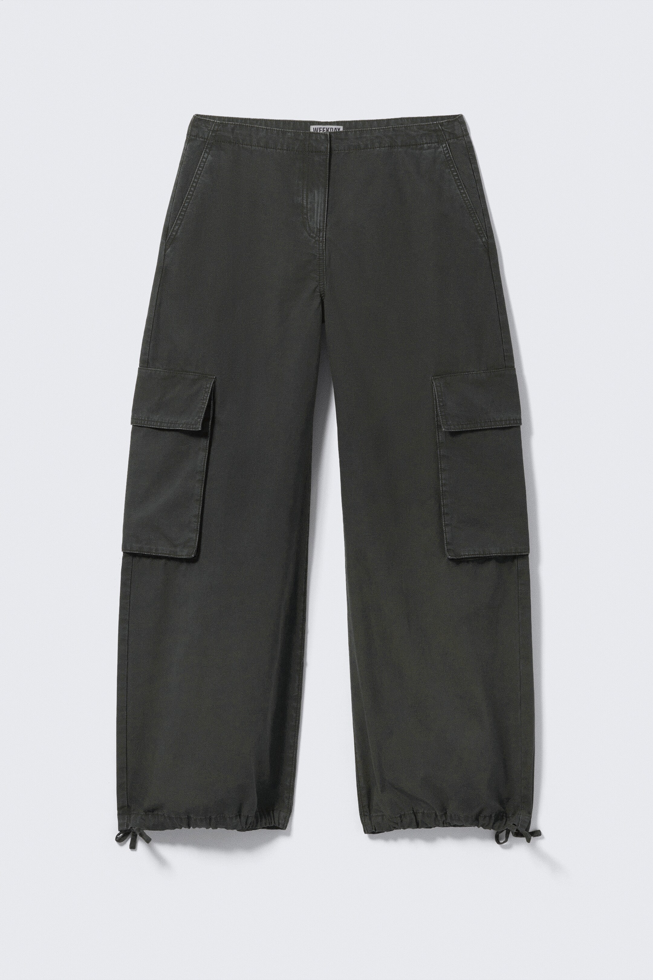 Vezi imaginea mai mare: Pantaloni cargo cu talie joasă și crac larg - Gri închis - FEMEI | H&M RO 5