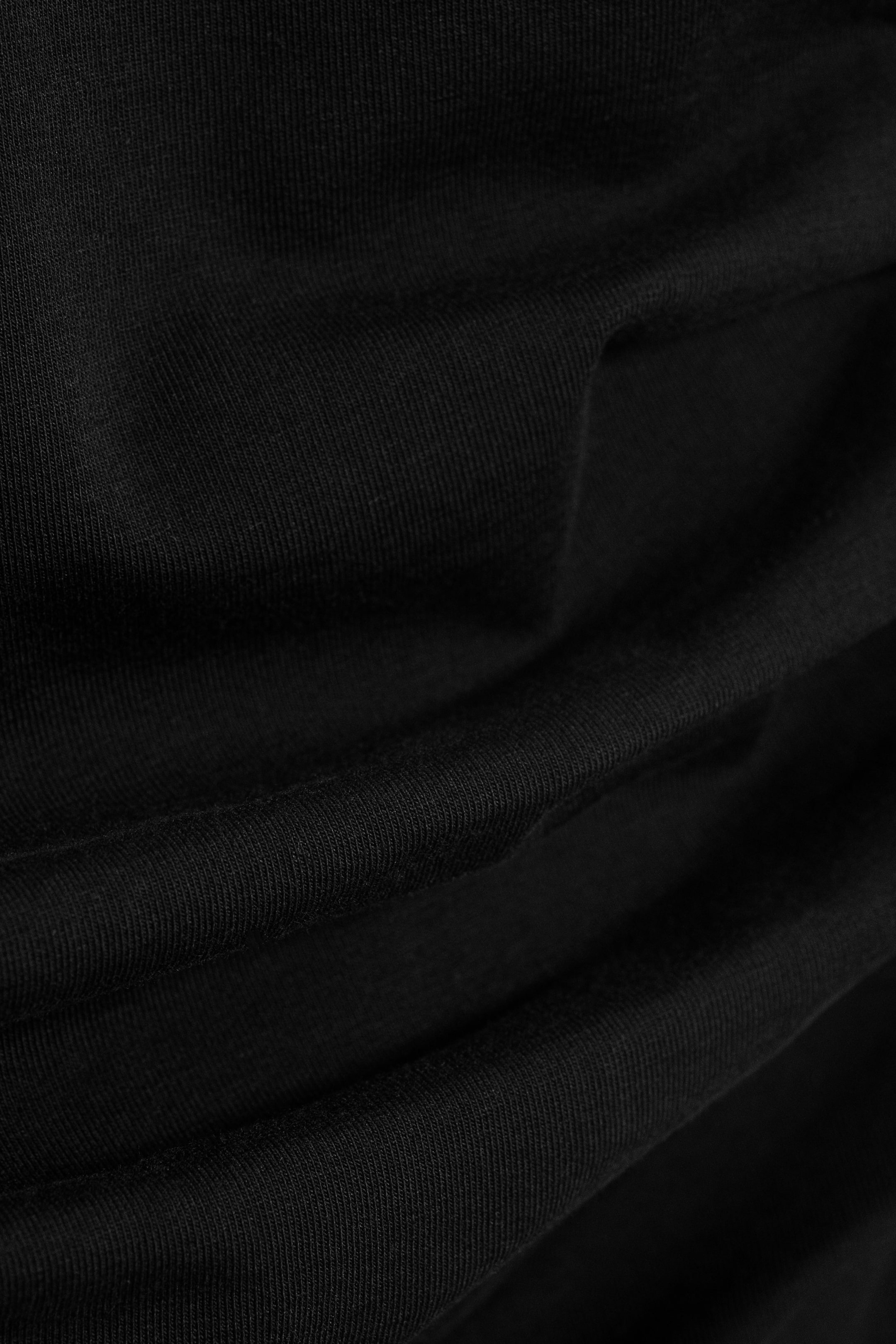 Schwarz - Ärmelloses Maxikleid mit Raffungen - 2