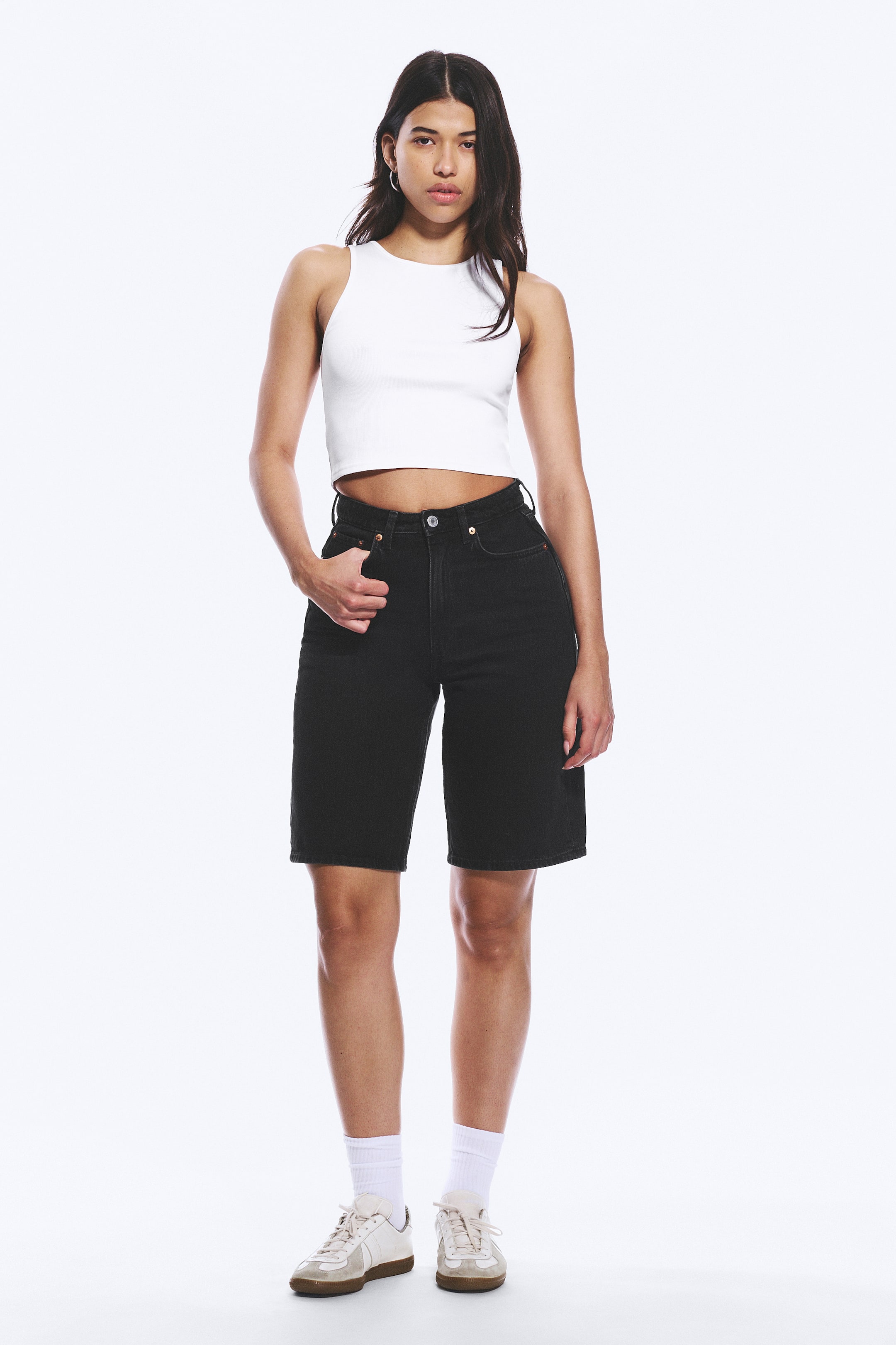 Se større billede: En hvid ærmeløs crop top præsenteres forfra, med en høj, rund halsudskæring og en kort taljelinje.