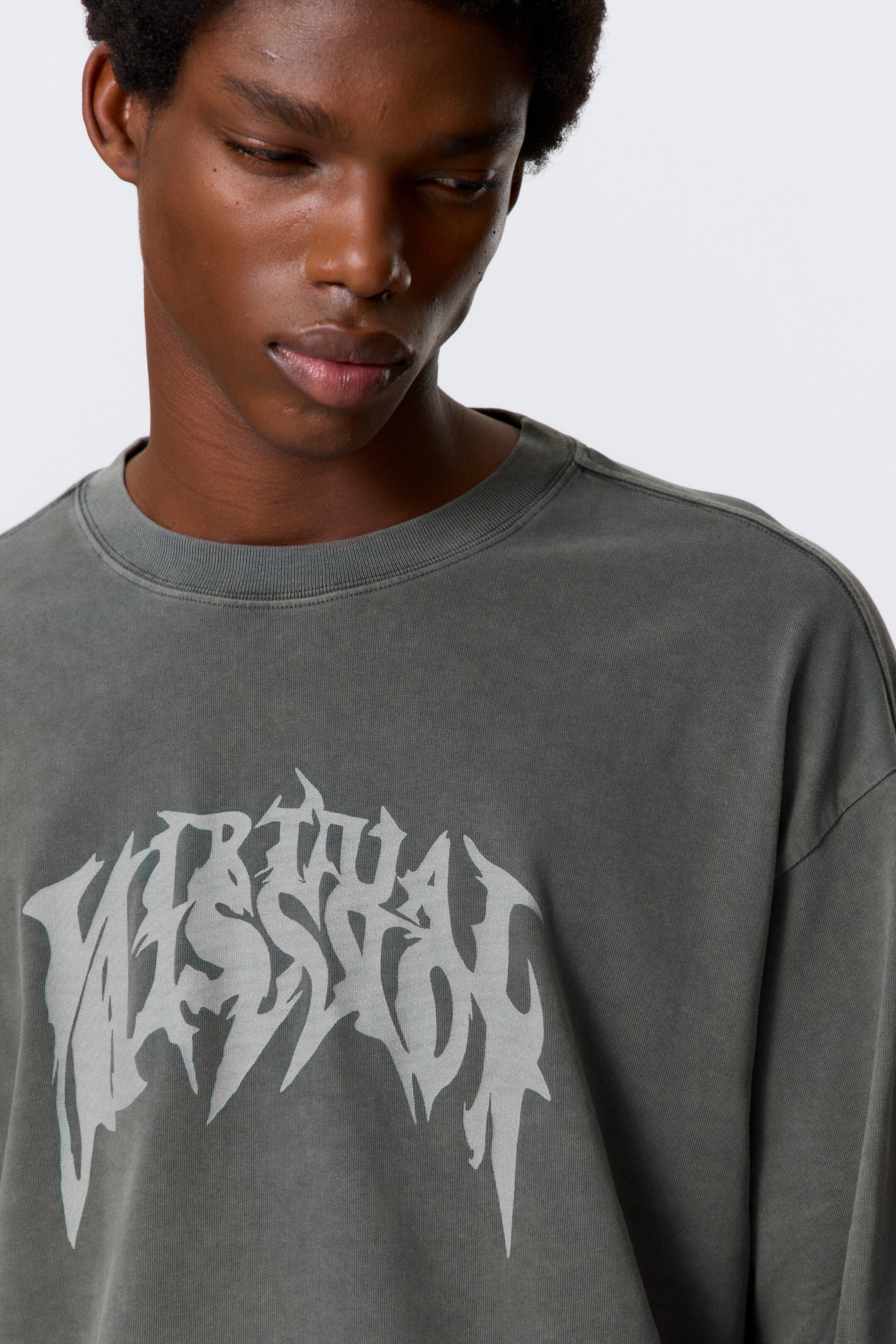 Преглед на по-голямо изображение: Great Boxy Graphic Long Sleeve T-shirt - Washed Grey - Virtual Mission - МЪЖЕ | H&M BG 2