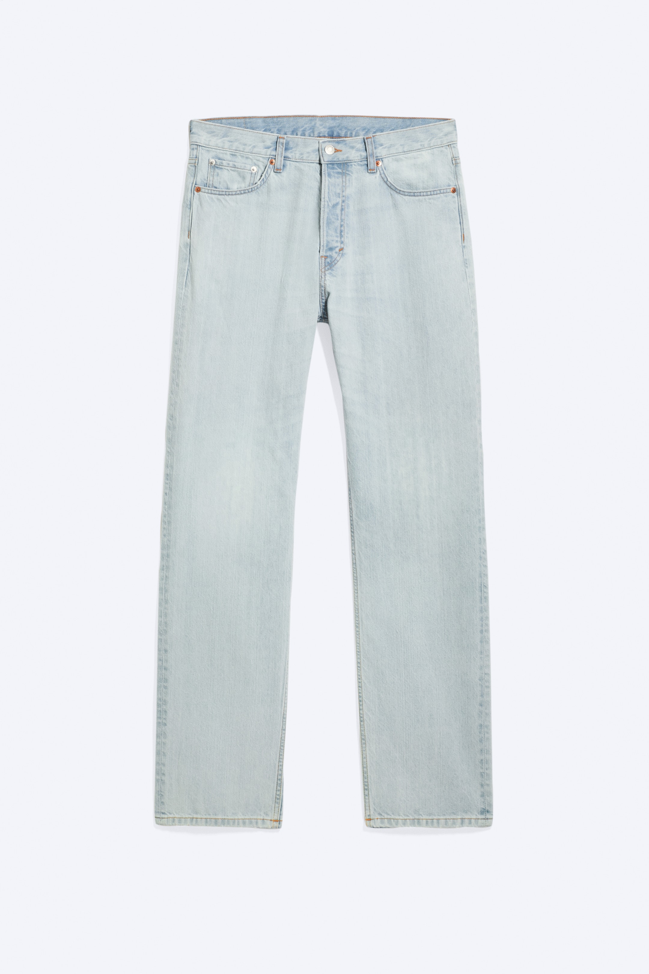 Ver imagem maior: Os jeans azul claro são apresentados de frente, exibindo uma lavagem desbotada, cintura de altura média, perna reta, design clássico de cinco bolsos e braguilha de botões.