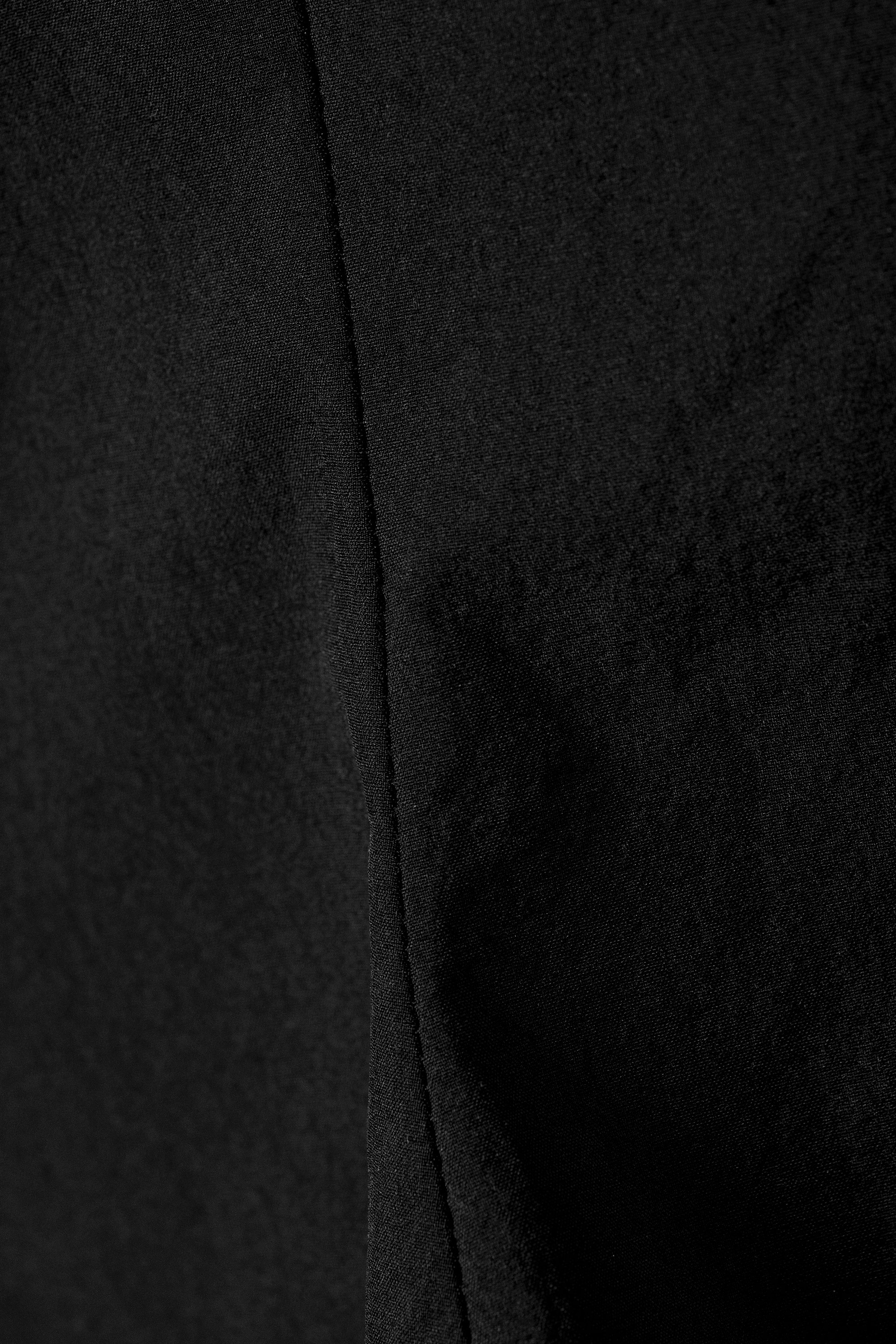 Zwart - Nauwsluitende nylon top met peplum - 2