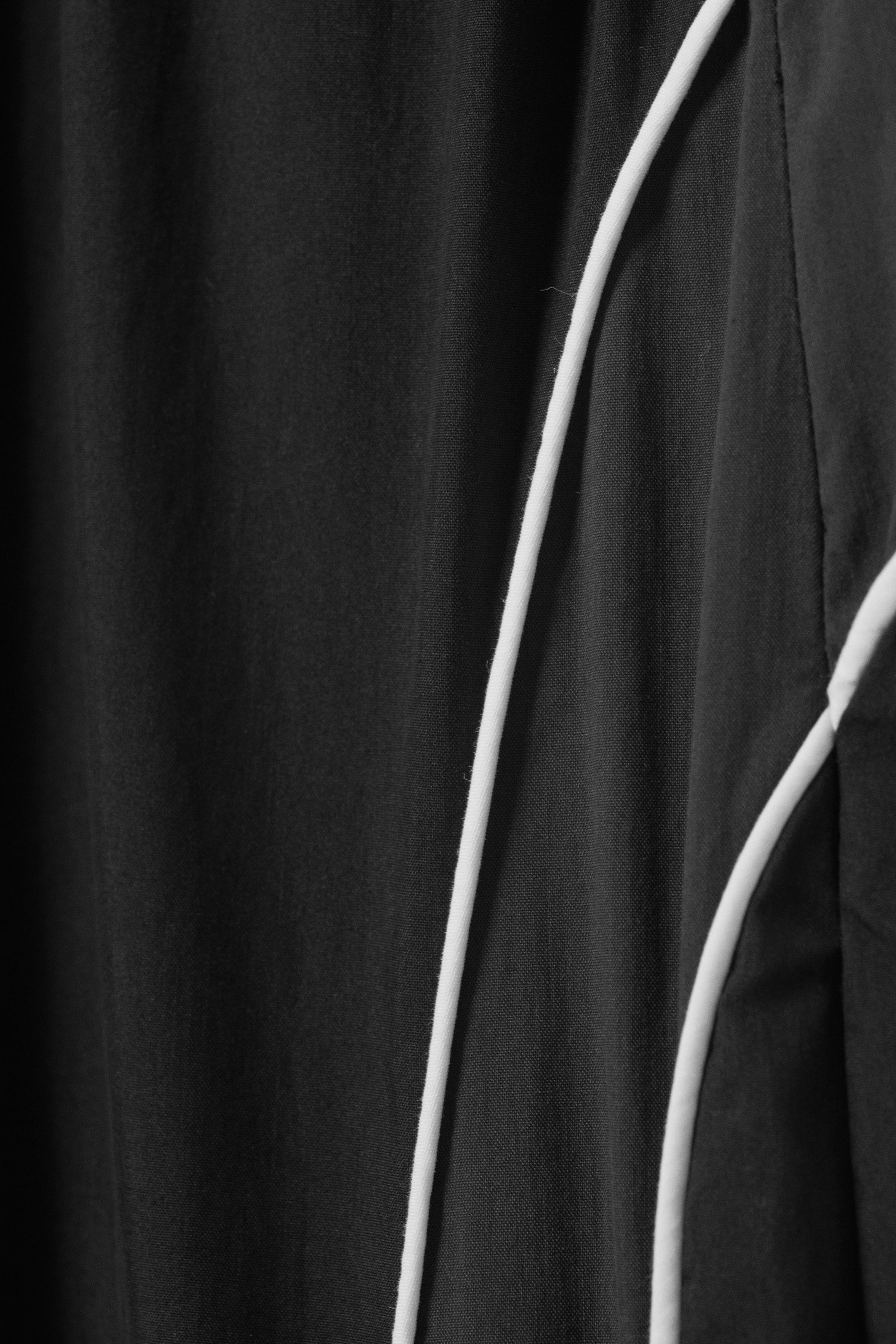 Schwarz - Weite Trainingshose mit kontrastierenden Paspeln - 2