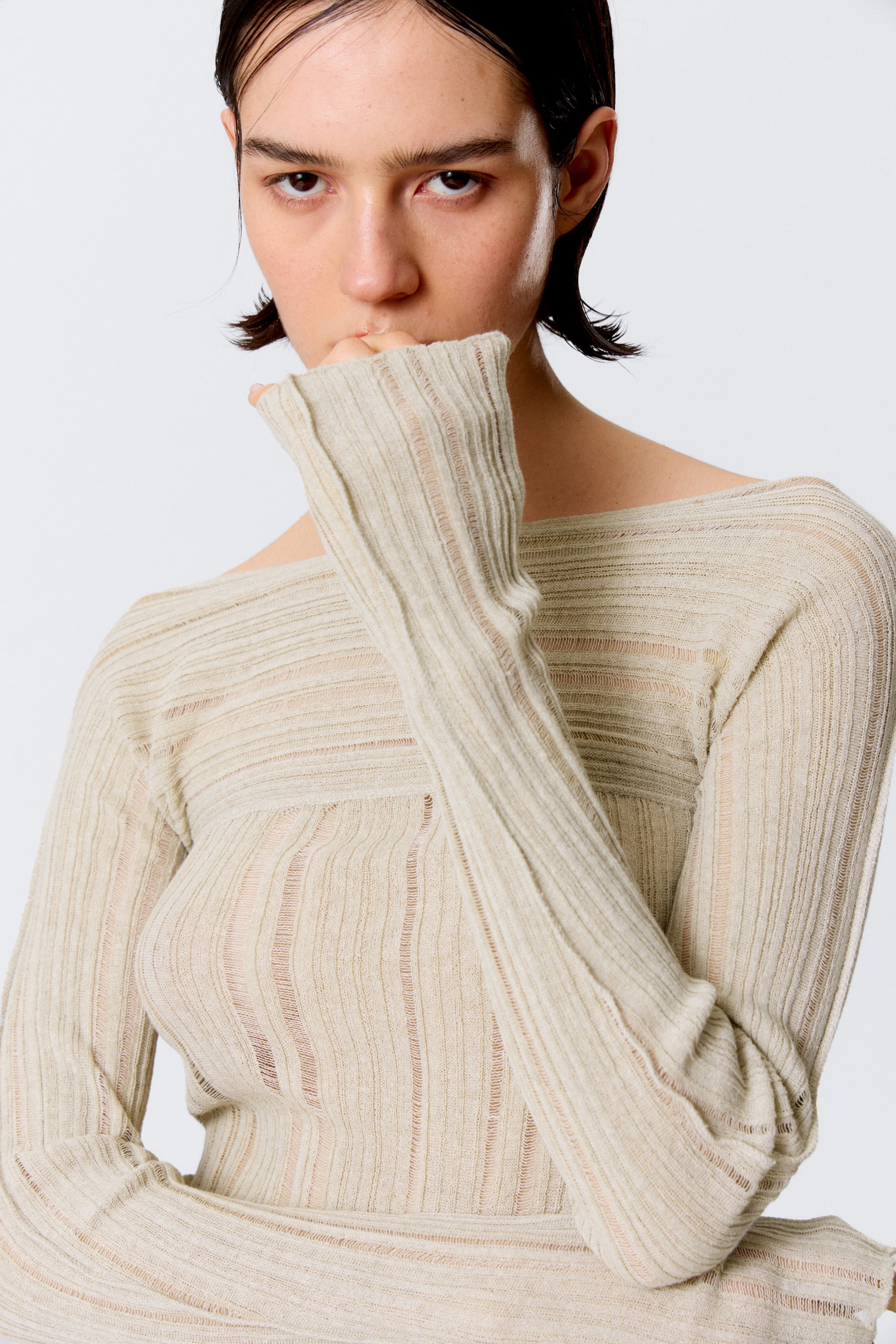 Beige - Figurbetonter Strickpullover mit U-Boot-Ausschnitt - 2