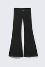 Waschung "Extra Black" - Skinny-Jeans mit Schlag und niedrigem Bund - 4