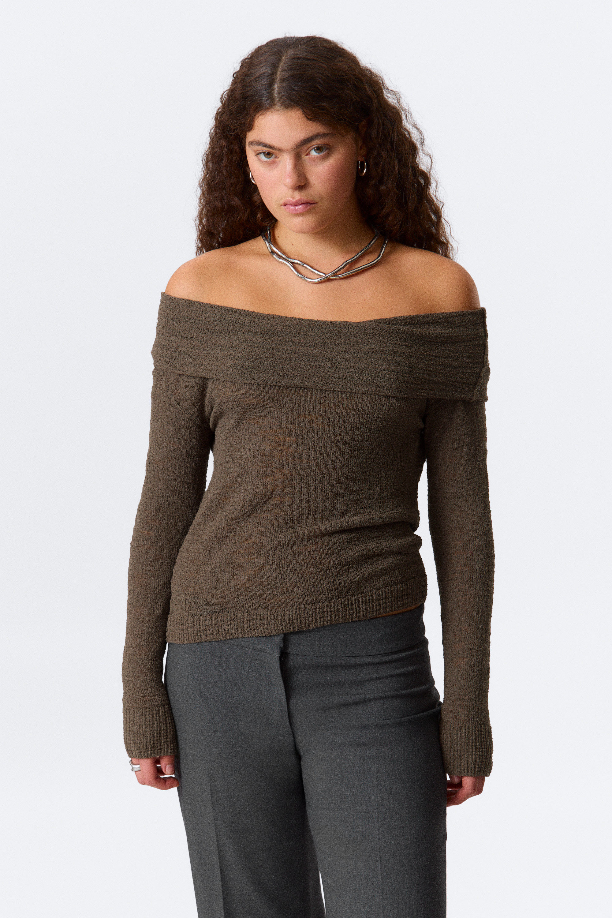 Mörkbrun - Stickad off-shoulder tröja - 1
