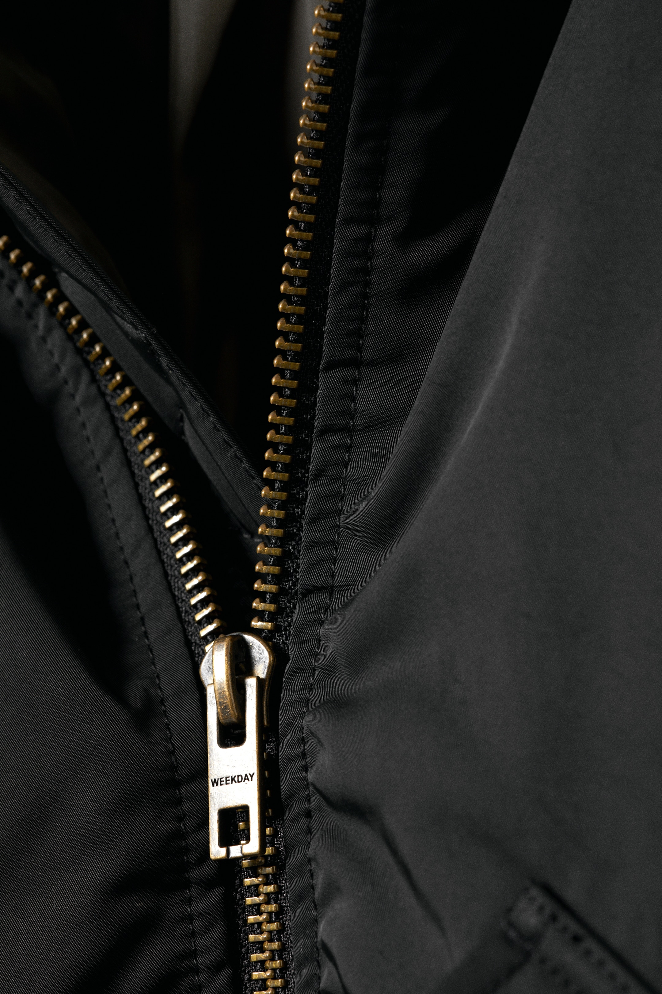 Visa större bild: Vadderad bomberjacka i twill - Svart - HERR | H&M SE 7