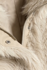 Helles Beige - Kunstfelljacke im Oversized Fit mit Stehkragen - 6