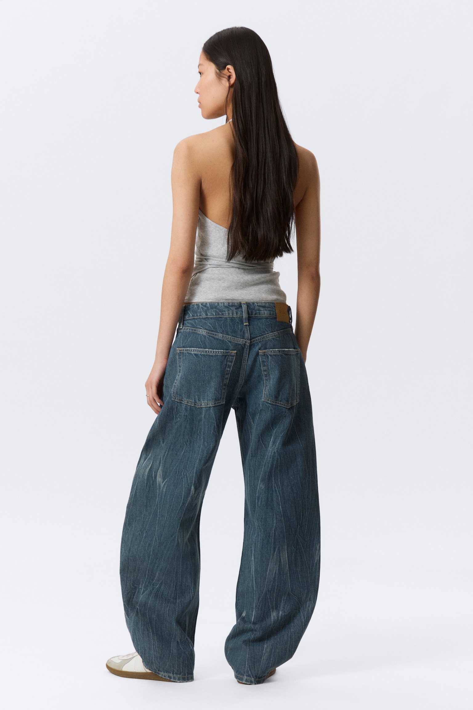 Jeans Abell de cintura média, corte regular e perna em barril - Gnarly Blue - Azul Médio - 6