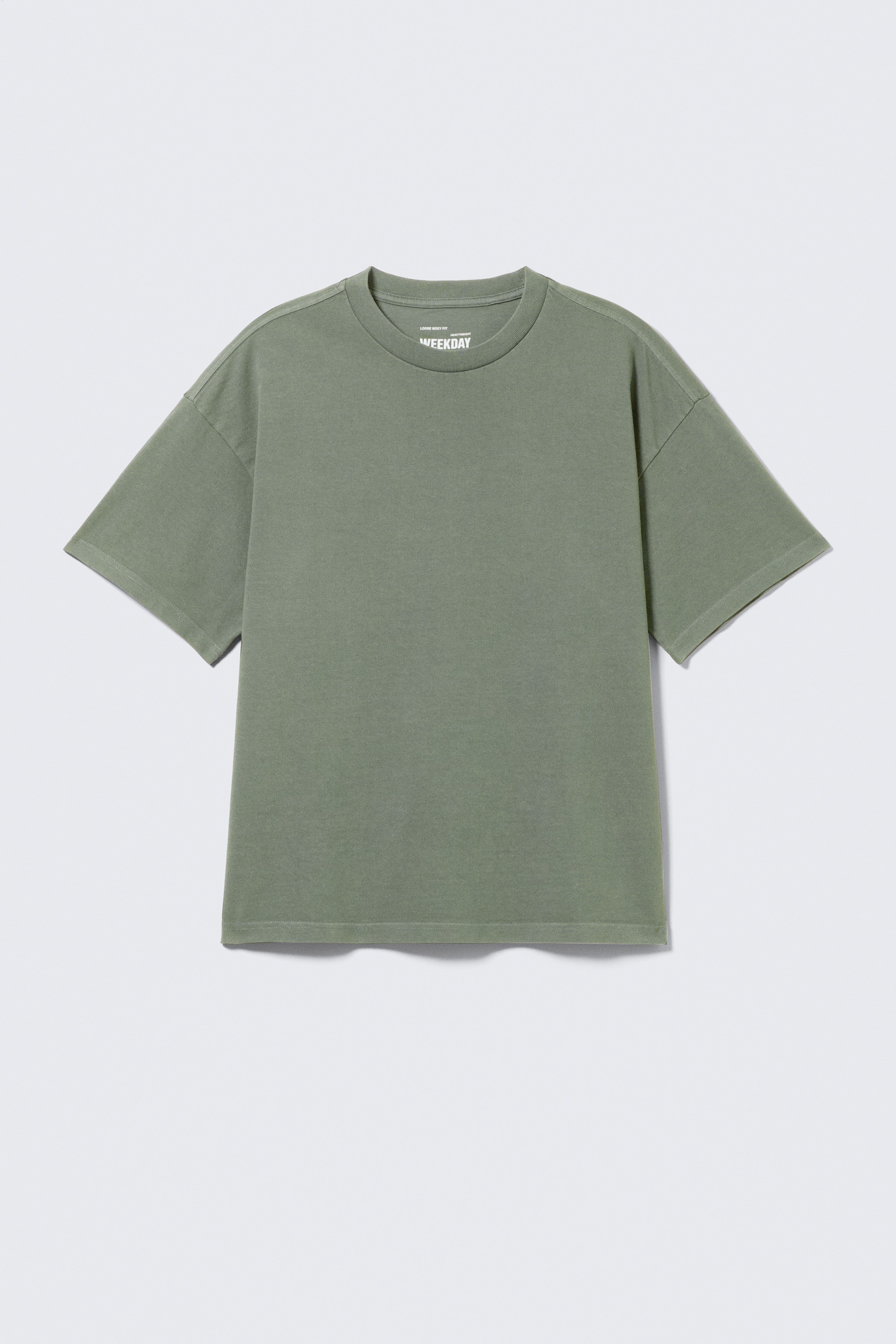 Grösseres Bild ansehen: Ein olivgrünes T-Shirt zeigt seine Vorderseite und besticht durch einen übergroßen, lockeren Schnitt mit überschnittenen Schultern und weiten, kurzen Ärmeln. Ein Rundhalsausschnitt ist sichtbar, und das 'WEEKDAY'-Logo erscheint am inneren hinteren Kragen.