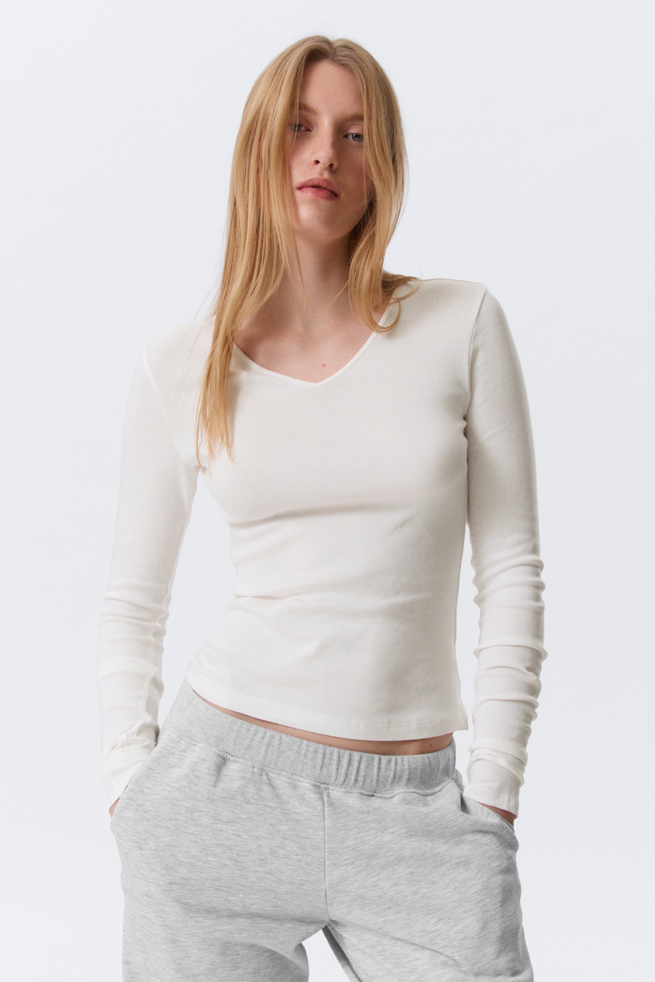 Visa större bild: Slim V-Neck Long-Sleeved Top - Off-white - DAM | H&M FI 1