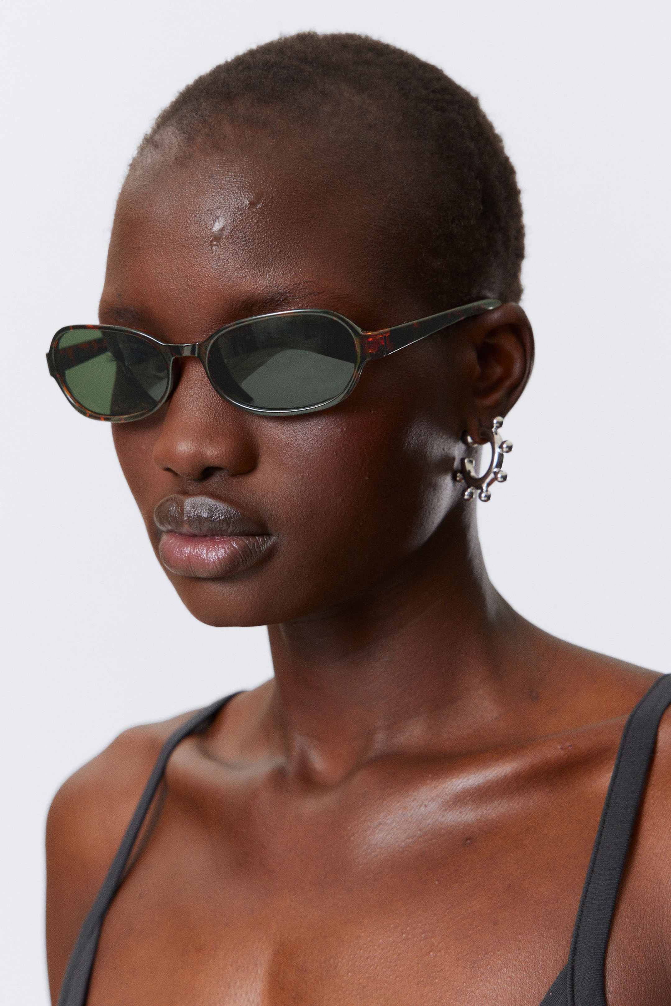 Tortoiseshell-patterned - Thin Oval Frame Sunglasses - 2