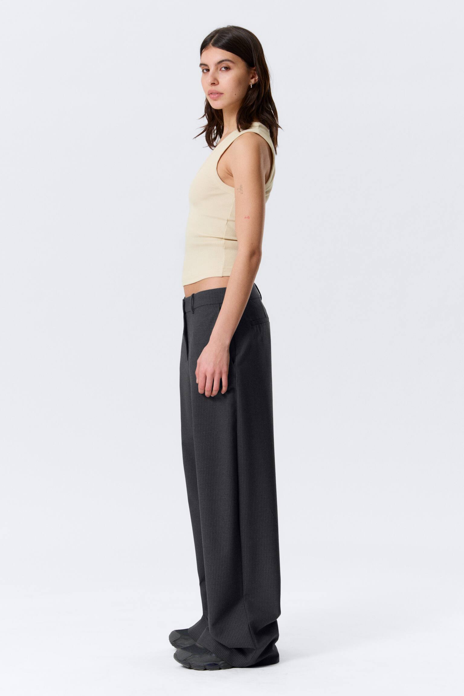 Pantaloni loose in tessuto per abiti a vita bassa-Motivo gessato grigio scuro - 5