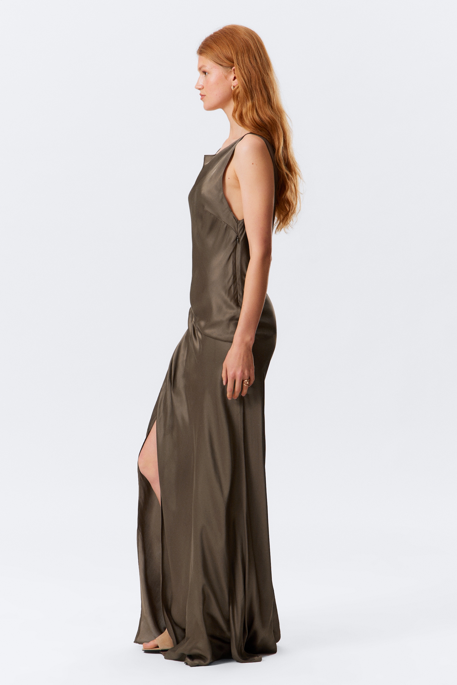 Robe longue en satin à encolure bateau - Taupe foncé