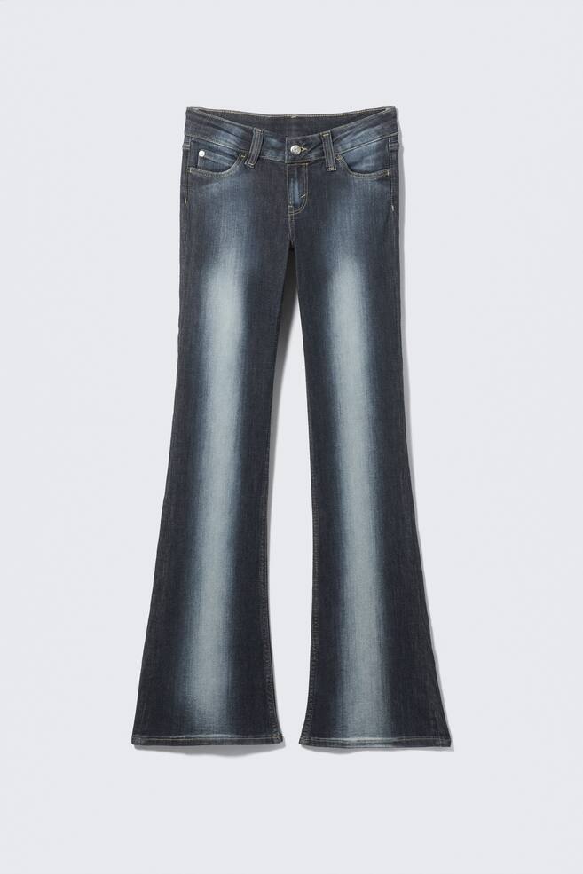 Une paire de jeans bootcut à lavage foncé est présentée de face, avec une taille basse, une fermeture à bouton et des passants de ceinture. Ils sont conçus avec un style classique à cinq poches, y compris une poche à monnaie, et affichent un motif de lavage délavé sur les cuisses. - 1