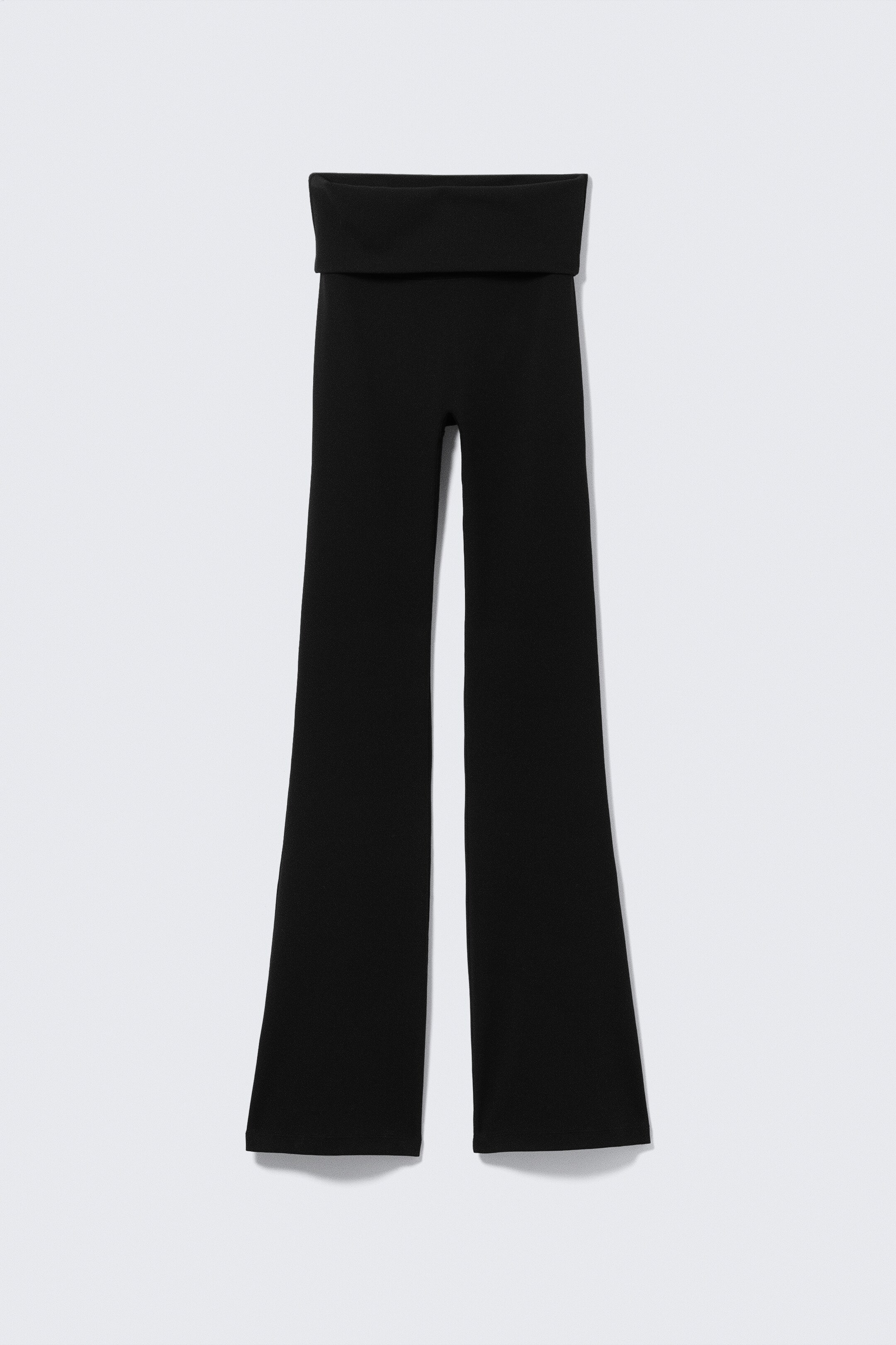 Agrandir l'image: Un pantalon noir est présenté de face, avec une large ceinture rabattable. Les jambes s'évasent à partir de la cuisse, créant une silhouette à jambes larges.