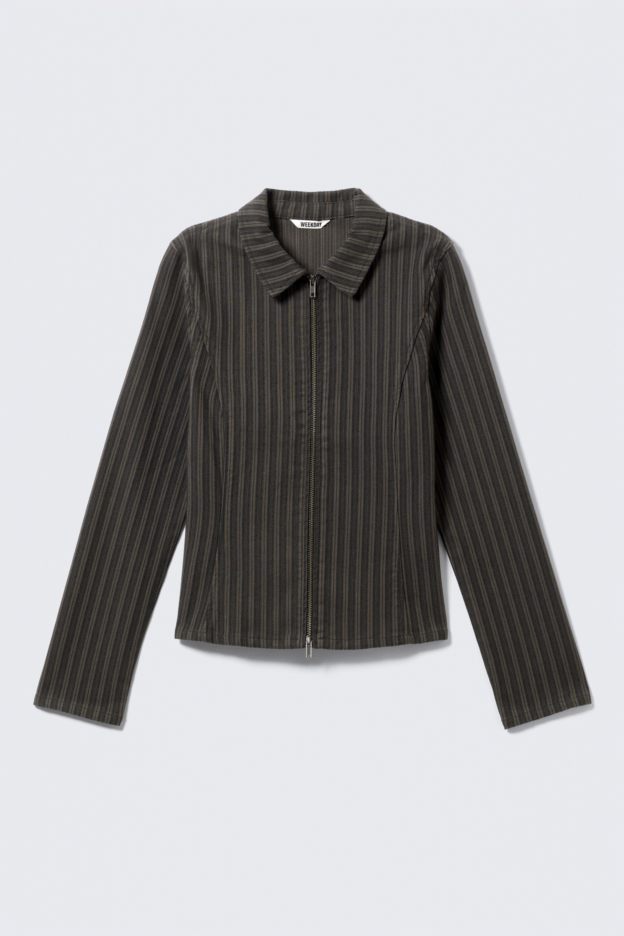 Größeres Bild ansehen: Eine taillierte Jacke, von VORNE gezeigt, ist aus gestreiftem Baumwollcord gefertigt und verfügt über einen scharfen Kragen, einen Zwei-Wege-Reißverschluss und abgesteppten vertikale Nähte, die eine strukturierte Passform bieten.