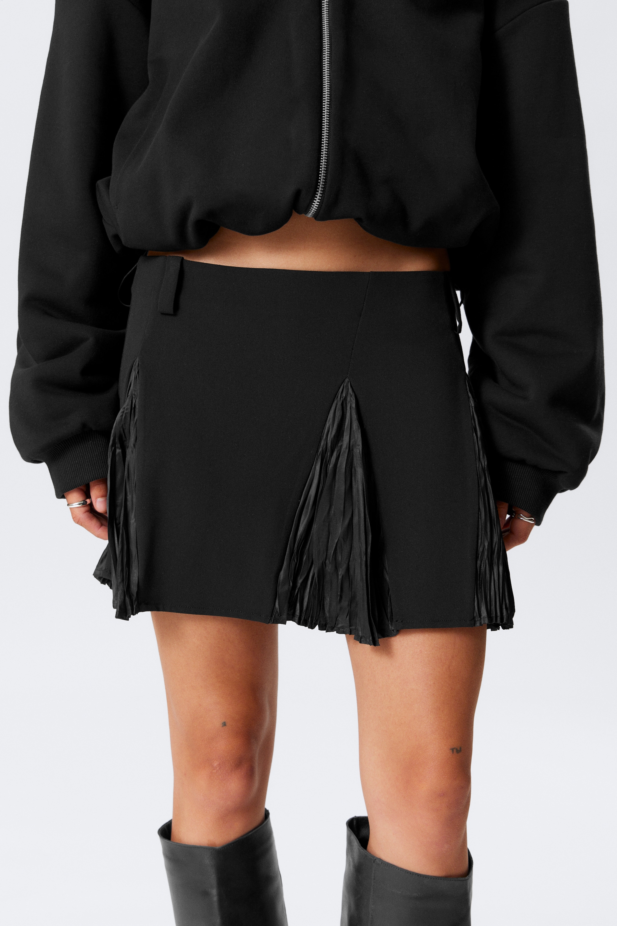 Grösseres Bild ansehen: Minirock mit Plissee-Einsätzen - Schwarz - DAMEN | H&M CH 2