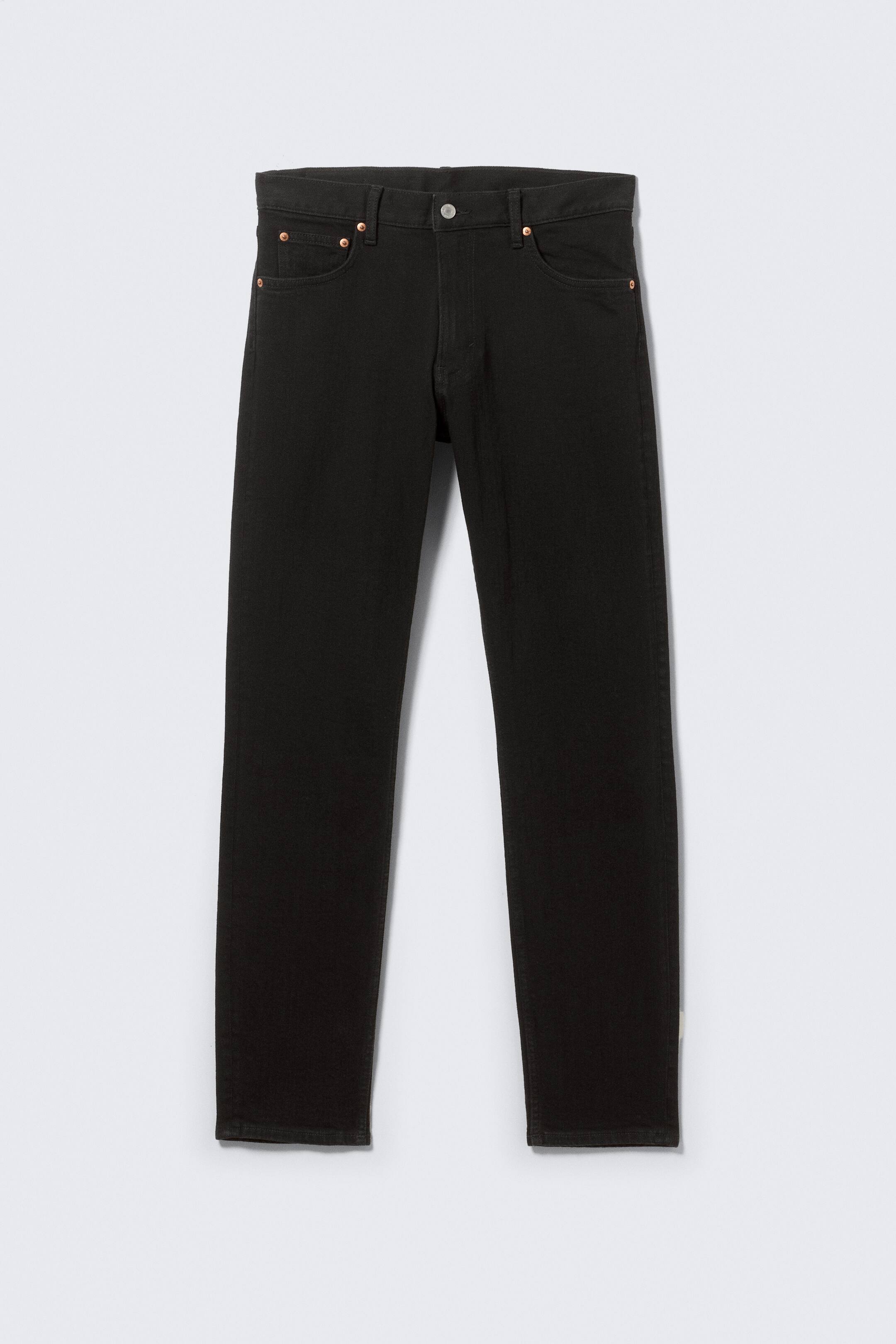 Visualizza immagine più grande: I jeans neri presentano una vestibilità slim e una gamba dritta in vista frontale, con chiusura a bottone e zip, passanti per cintura, due tasche anteriori, una tasca portamonete e rivetti in metallo.
