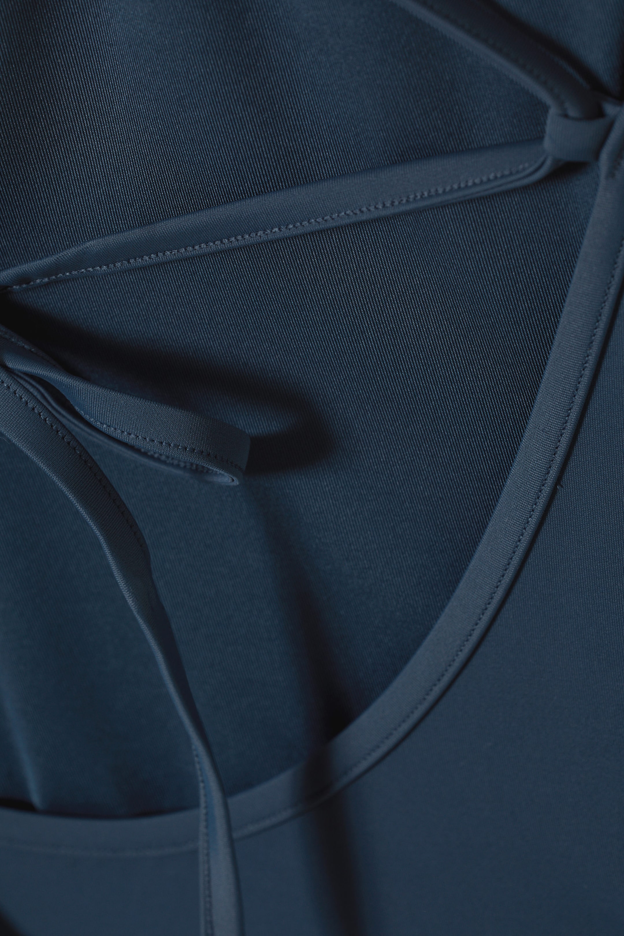 Marineblau - Badeanzug mit tiefem V-Ausschnitt - 2