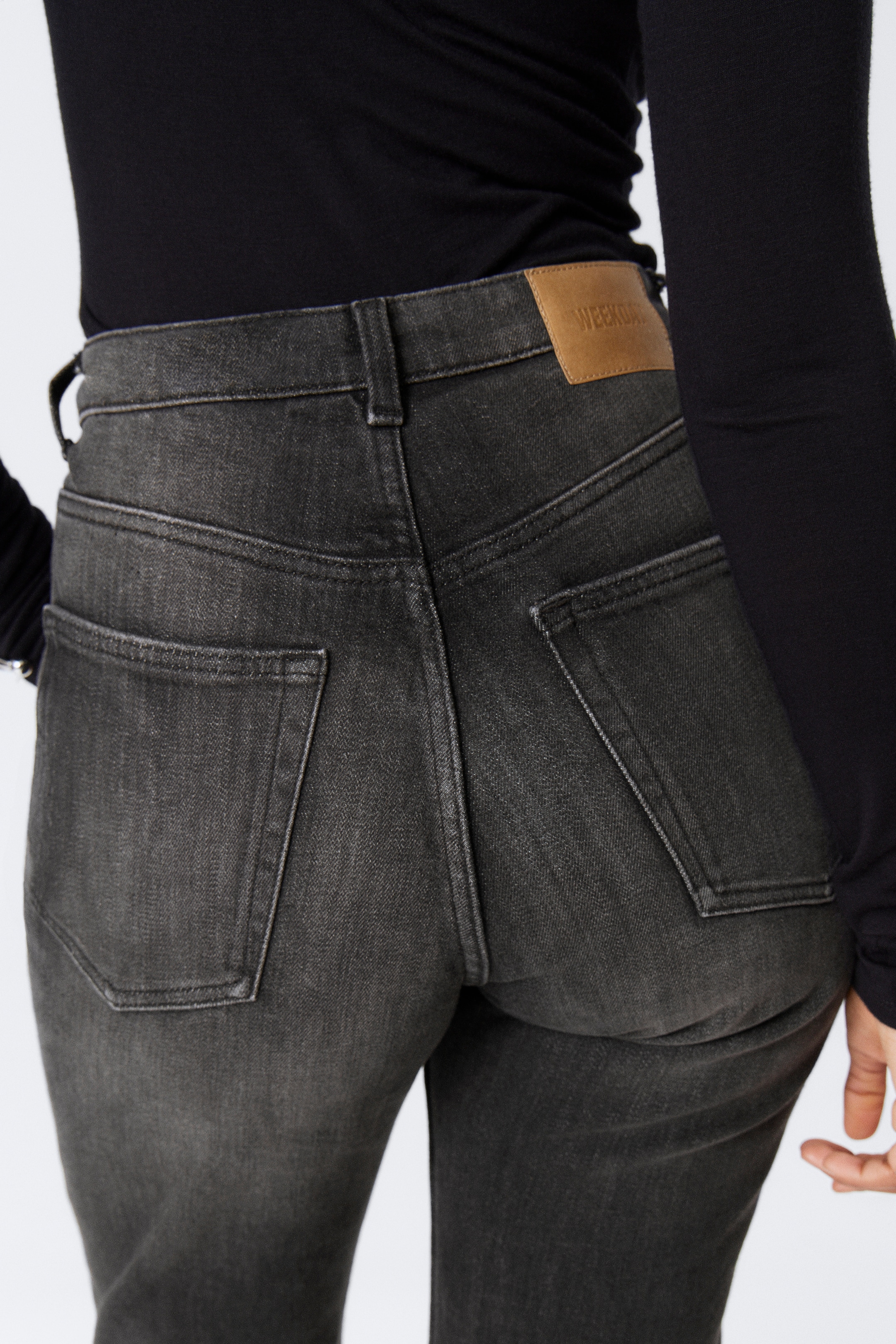 Ver imagen más grande: Vaqueros acampanados de tiro alto Glow Curve - Black Web - Negro - MUJER | H&M ES 3
