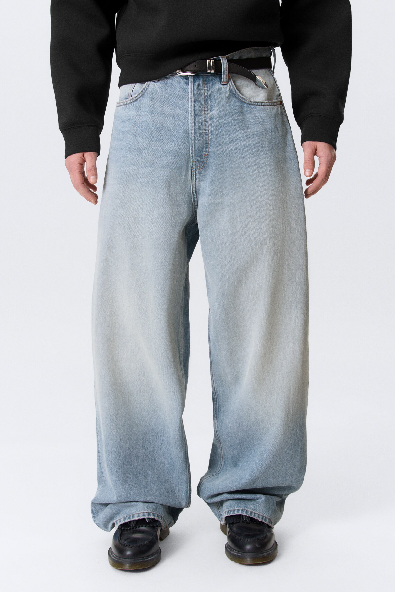 Jeans Astro Cintura Média Solta com Perna Larga - Kimberley Blue - Azul Claro/Blue Rinse - azul escuro/Arizona Azul - Azul Médio/Board Blue - Azul médio/Tuned Black - Preto/Lavagem preta - Preto/Blue Stream - azul médio/Cinzento mina/Um Azul - Azul Médio/Chelsea Black - Preto - 7