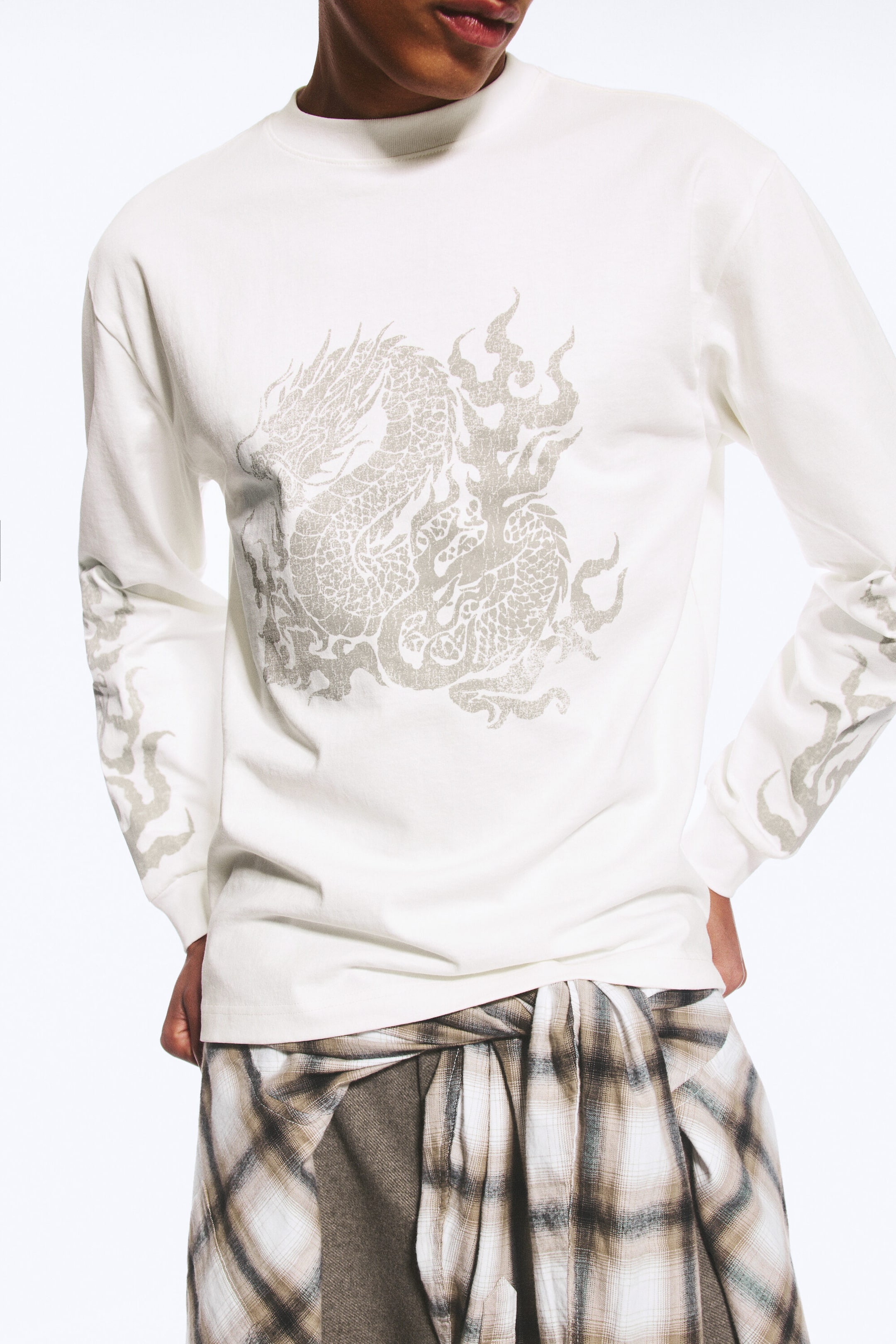Dusty White - Long - Relaxed Graphic Long-Sleeved T-shirt - 5